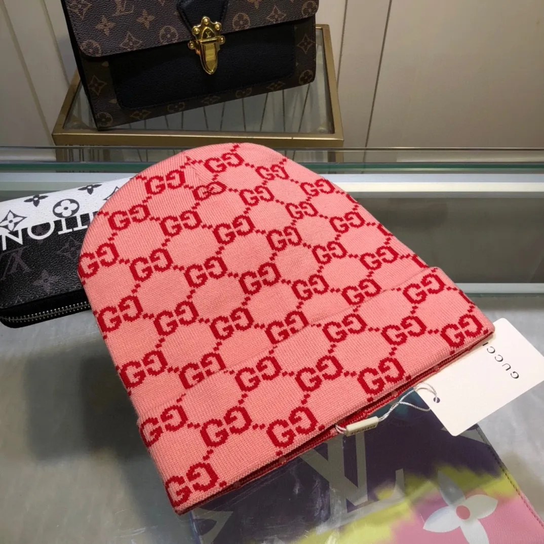 P44 comes with dust bag, GUCCI official website classic series! The latest wool blended knitted hat, 💓 replica of the original from the official website. Very soft and skin-friendly, very elastic 💓 textured and very versatile ~ very warm, a must-have item in autumn and winter, unisex, can be worn by any head size. Really recommended