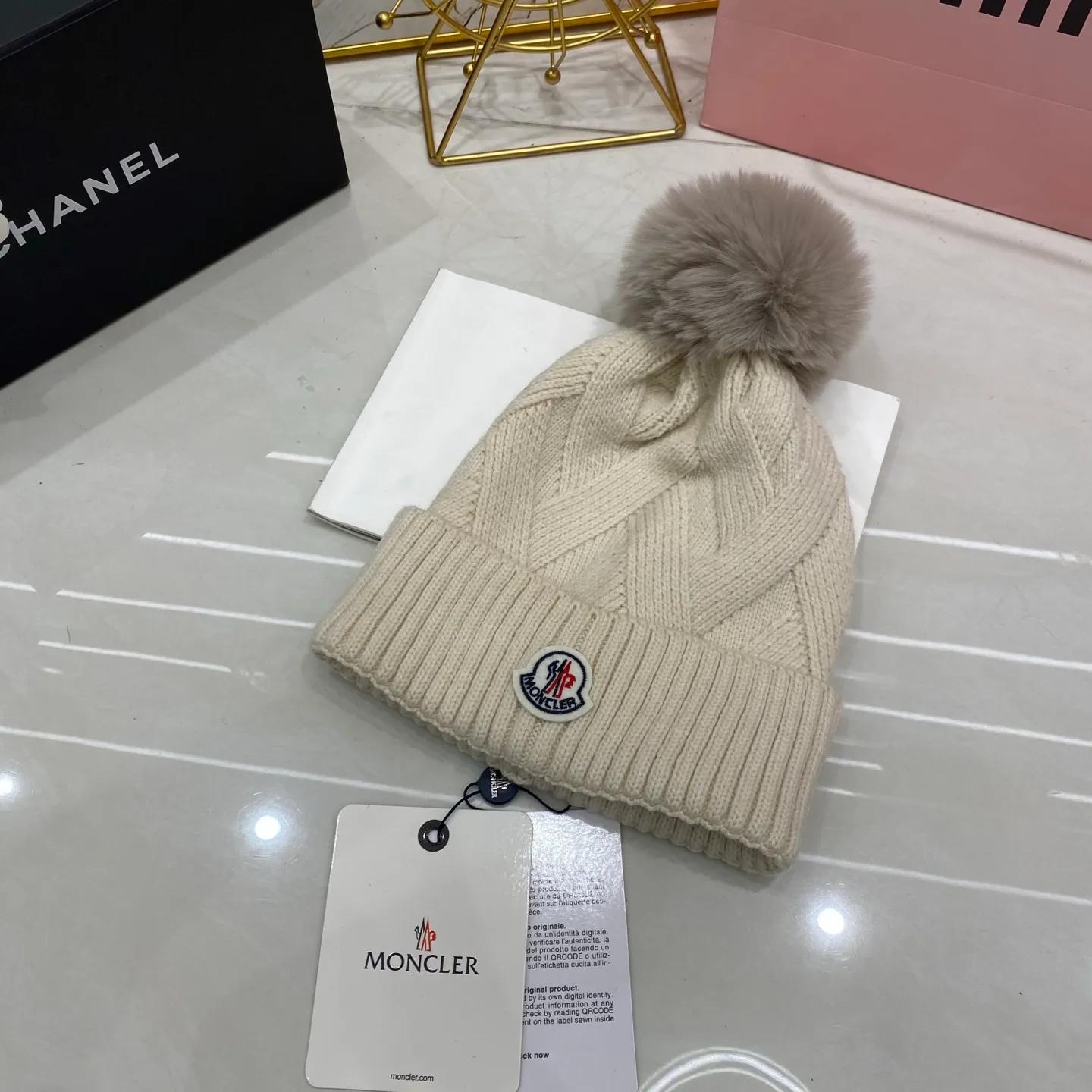 Moncler knitted hat with ball, running style🔥