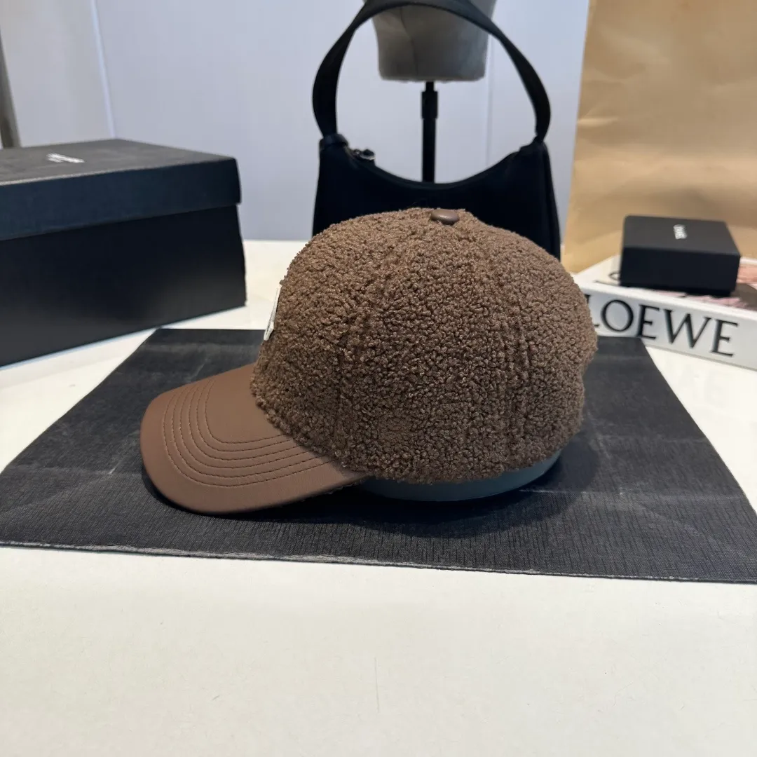 P 54 MONCLER lambswool and leather baseball cap with mouth, suitable for young and fashionable people, with strong visual effect, three-dimensional letters, good-looking and high-quality!