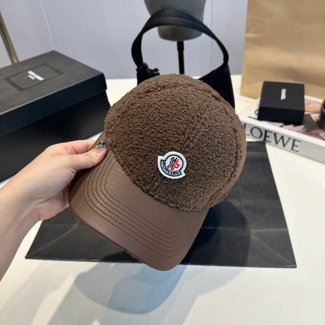 P 54 MONCLER lambswool and leather baseball cap with mouth, suitable for young and fashionable people, with strong visual effect, three-dimensional letters, good-looking and high-quality!