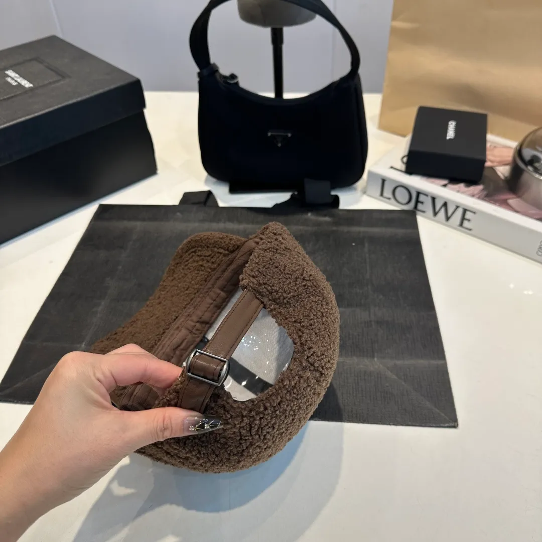 P 54 MONCLER lambswool and leather baseball cap with mouth, suitable for young and fashionable people, with strong visual effect, three-dimensional letters, good-looking and high-quality!