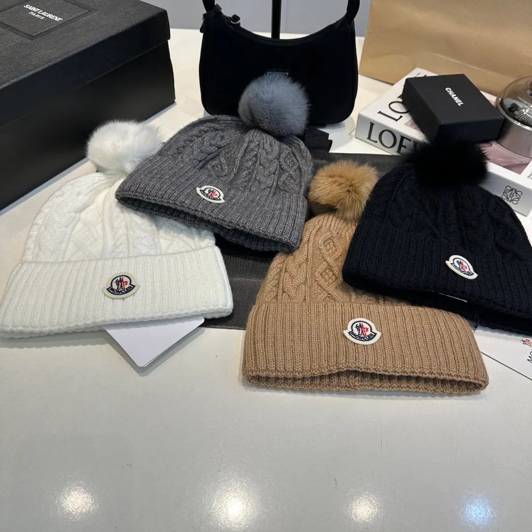 P90 high version Moncler Moncler 💥 Official website classic knitted hat, replica of the original. Very soft and skin-friendly, very elastic 💓 Textured and very versatile style ~ Warm cashmere woolen hat, one size fits all and elastic ~ Unisex, can be worn by any head size. Super quality, highly recommended