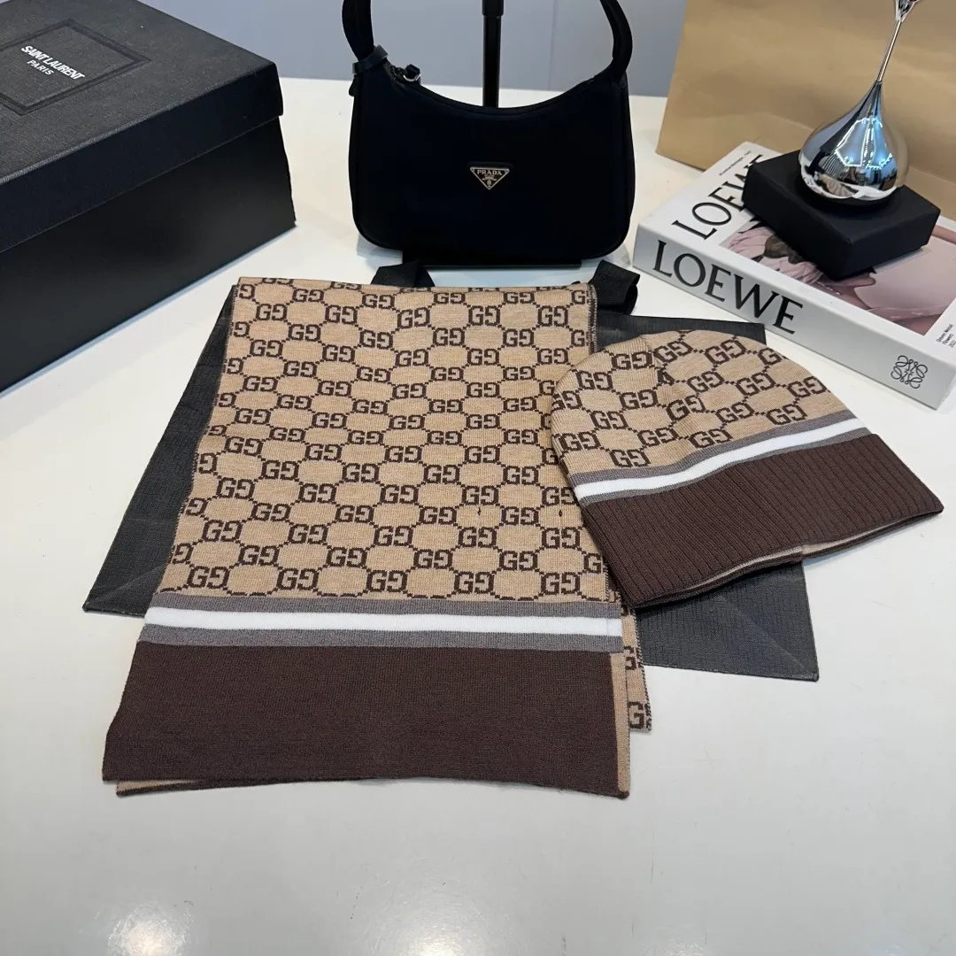 P140 GUCCI classic suit hat! Hat ➕Scarf! Cashmere and Rabbit Velvet Quality! It's warm and super comfortable~A great tool for young ladies to reduce their age in winter~This winter, all you need is a set of hats~It's warm and fashionable! Unisex model! Can be made as a couple model! Complete range of anti-counterfeiting labels and elevators! Many styles, welcome to choose!!