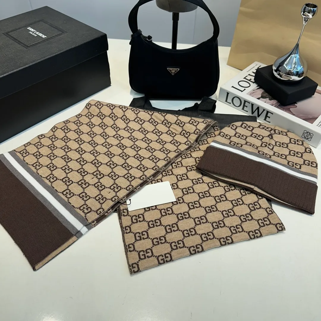 P140 GUCCI classic suit hat! Hat ➕Scarf! Cashmere and Rabbit Velvet Quality! It's warm and super comfortable~A great tool for young ladies to reduce their age in winter~This winter, all you need is a set of hats~It's warm and fashionable! Unisex model! Can be made as a couple model! Complete range of anti-counterfeiting labels and elevators! Many styles, welcome to choose!!