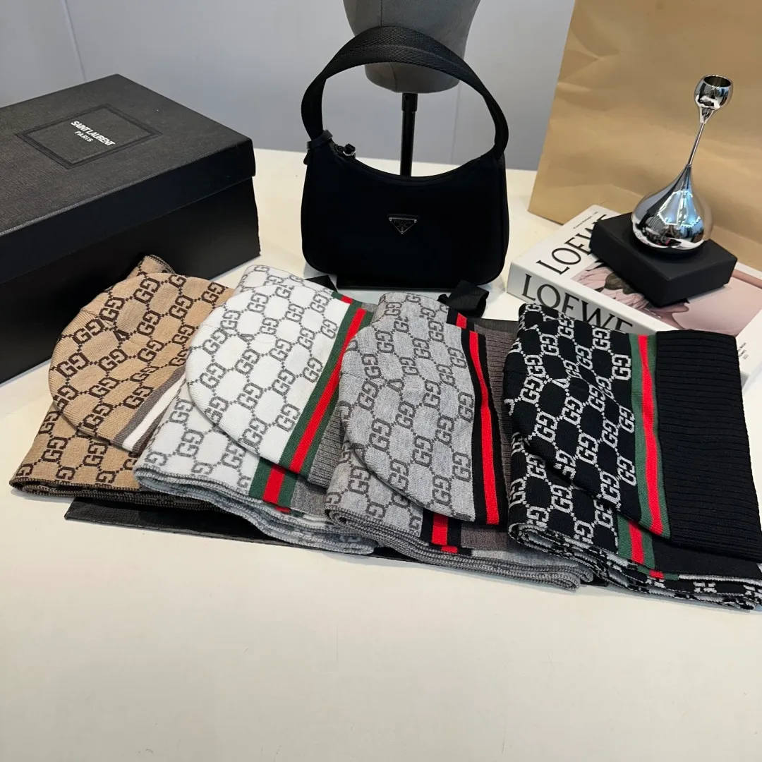 P140 GUCCI classic suit hat! Hat ➕Scarf! Cashmere and Rabbit Velvet Quality! It's warm and super comfortable~A great tool for young ladies to reduce their age in winter~This winter, all you need is a set of hats~It's warm and fashionable! Unisex model! Can be made as a couple model! Complete range of anti-counterfeiting labels and elevators! Many styles, welcome to choose!!