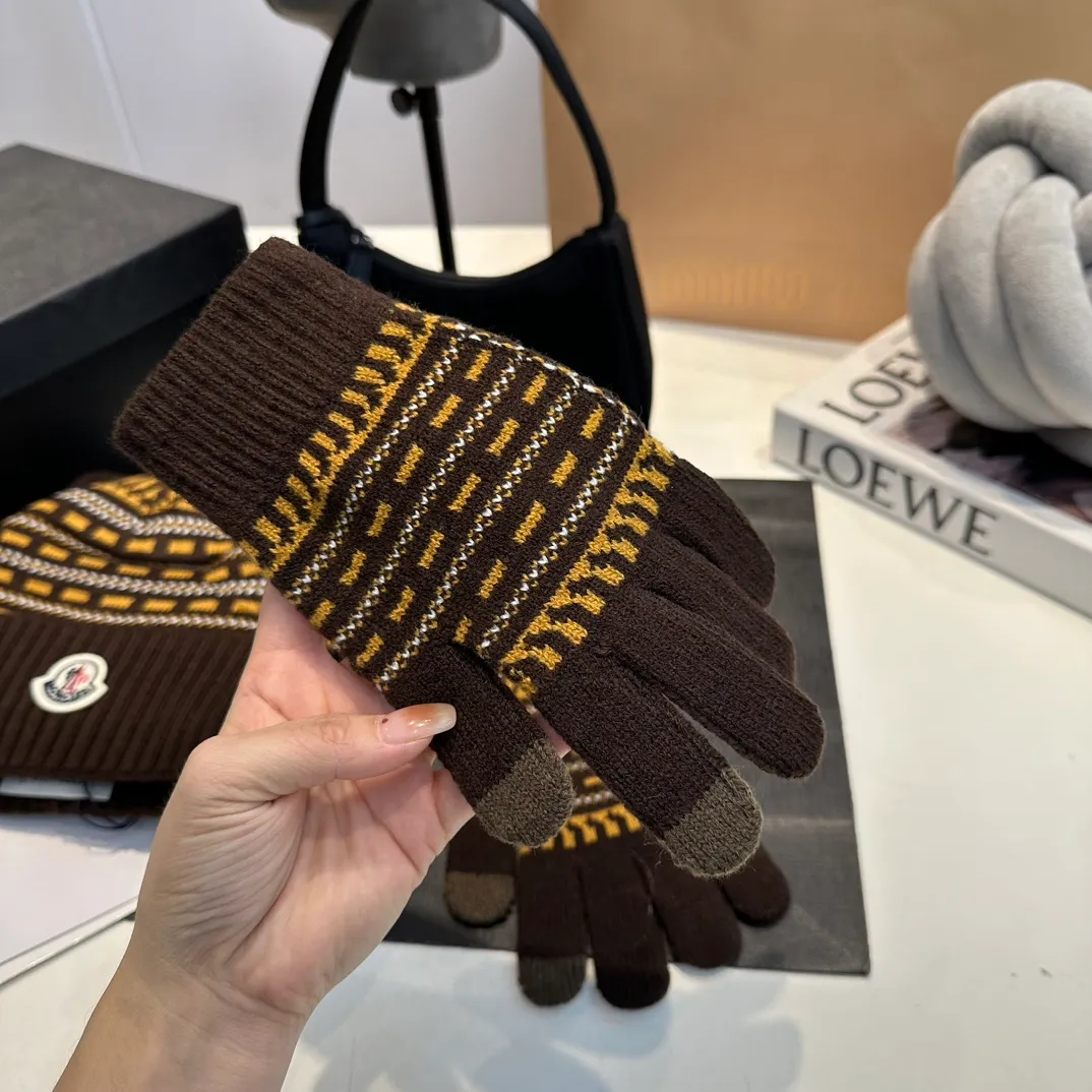P140 Moncler Moncler 💥 Mouth three-piece set, gloves, hat, scarf, original replica. Very soft and skin-friendly, very elastic 💓 Textured and very versatile style ~ Warm, one size fits all and elastic ~ Unisex, can be worn by any head size. Super quality, highly recommended