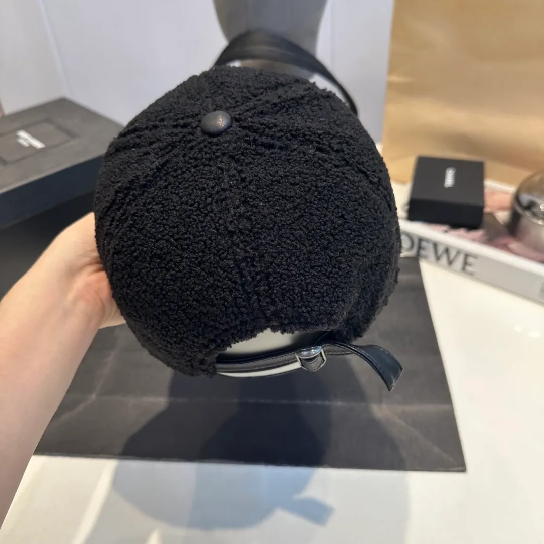 P 54 MONCLER lambswool and leather baseball cap with mouth, suitable for young and fashionable people, with strong visual effect, three-dimensional letters, good-looking and high-quality!