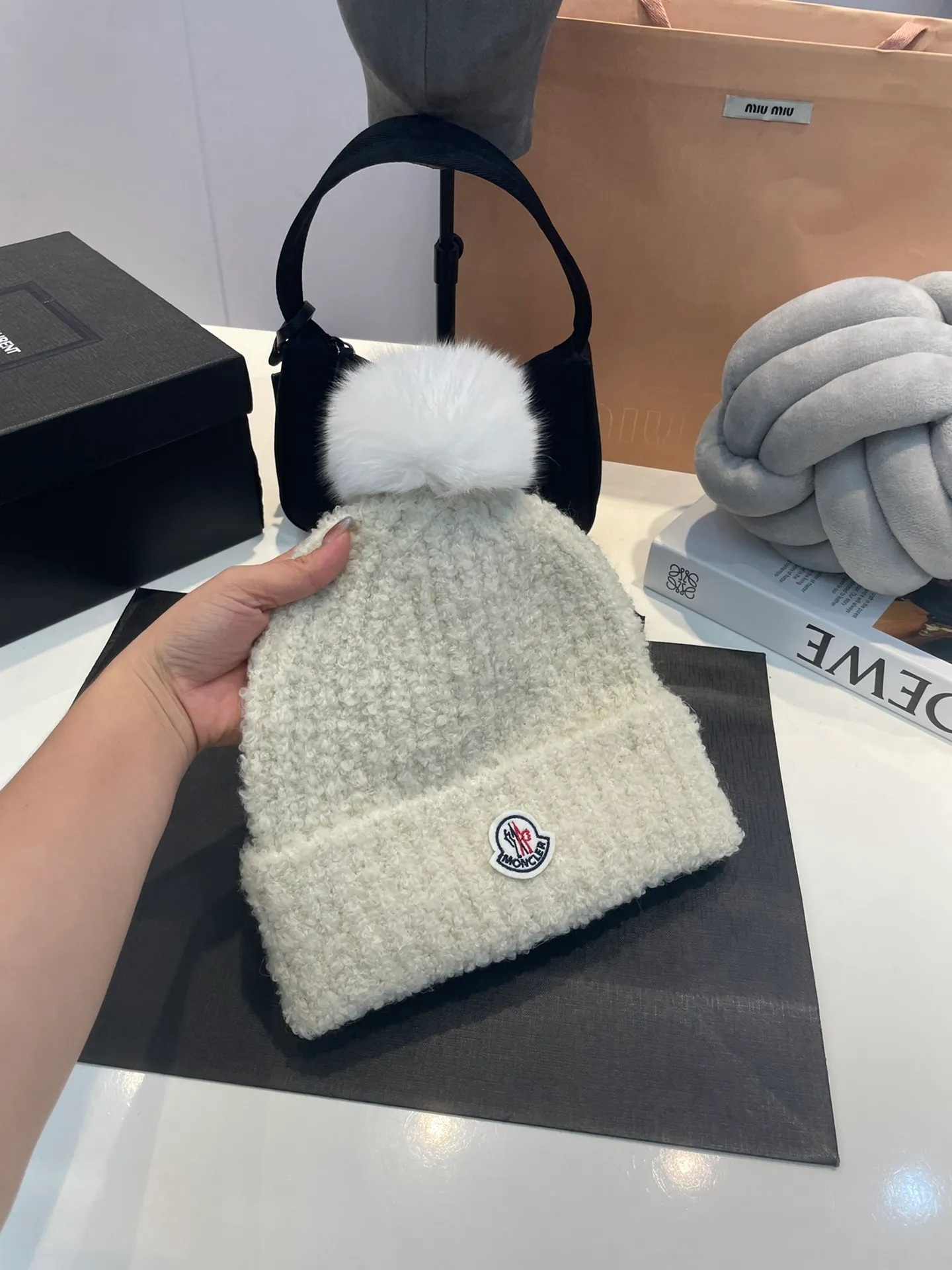 P80 MONCLER 🎩Knitted lamb thick-thread beanie, with real wool balls, good quality, high-end, and super soft! Super hot💖The texture is great and it’s great to match when out on the street! Fashion trends! A must-have item for winter, the same style for men and women, get it now!