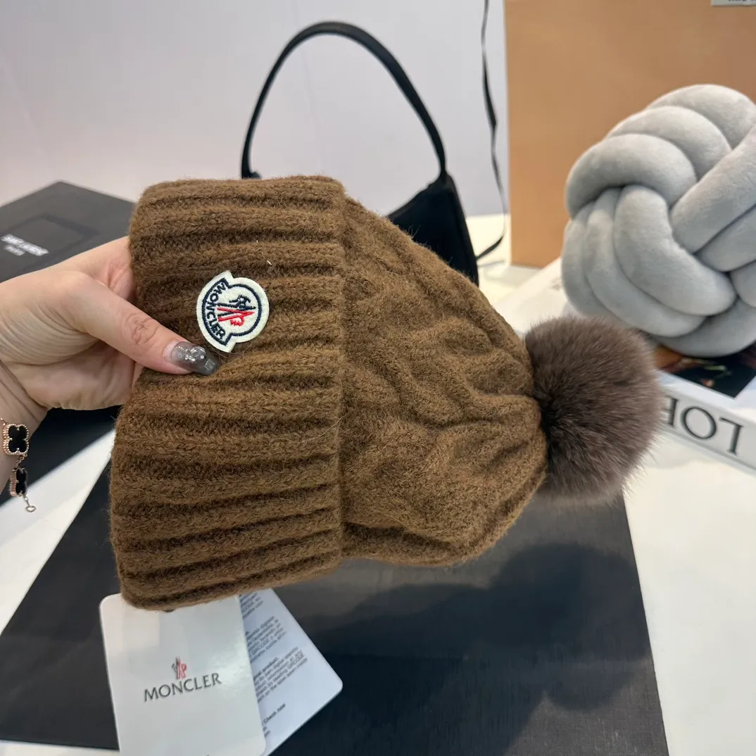 P90 Moncler👒high-end genuine exclusive style, hemp flower knitted hat, made of selected wool, skin-friendly and super soft‼ ️Paired with fox fur balls, it is very age-reducing‼ ️Complete trademark hangtags