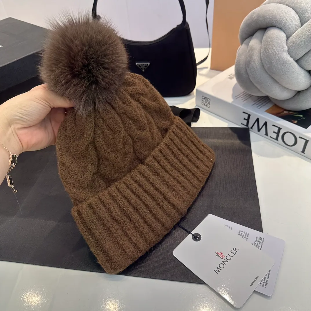 P90 Moncler👒high-end genuine exclusive style, hemp flower knitted hat, made of selected wool, skin-friendly and super soft‼ ️Paired with fox fur balls, it is very age-reducing‼ ️Complete trademark hangtags