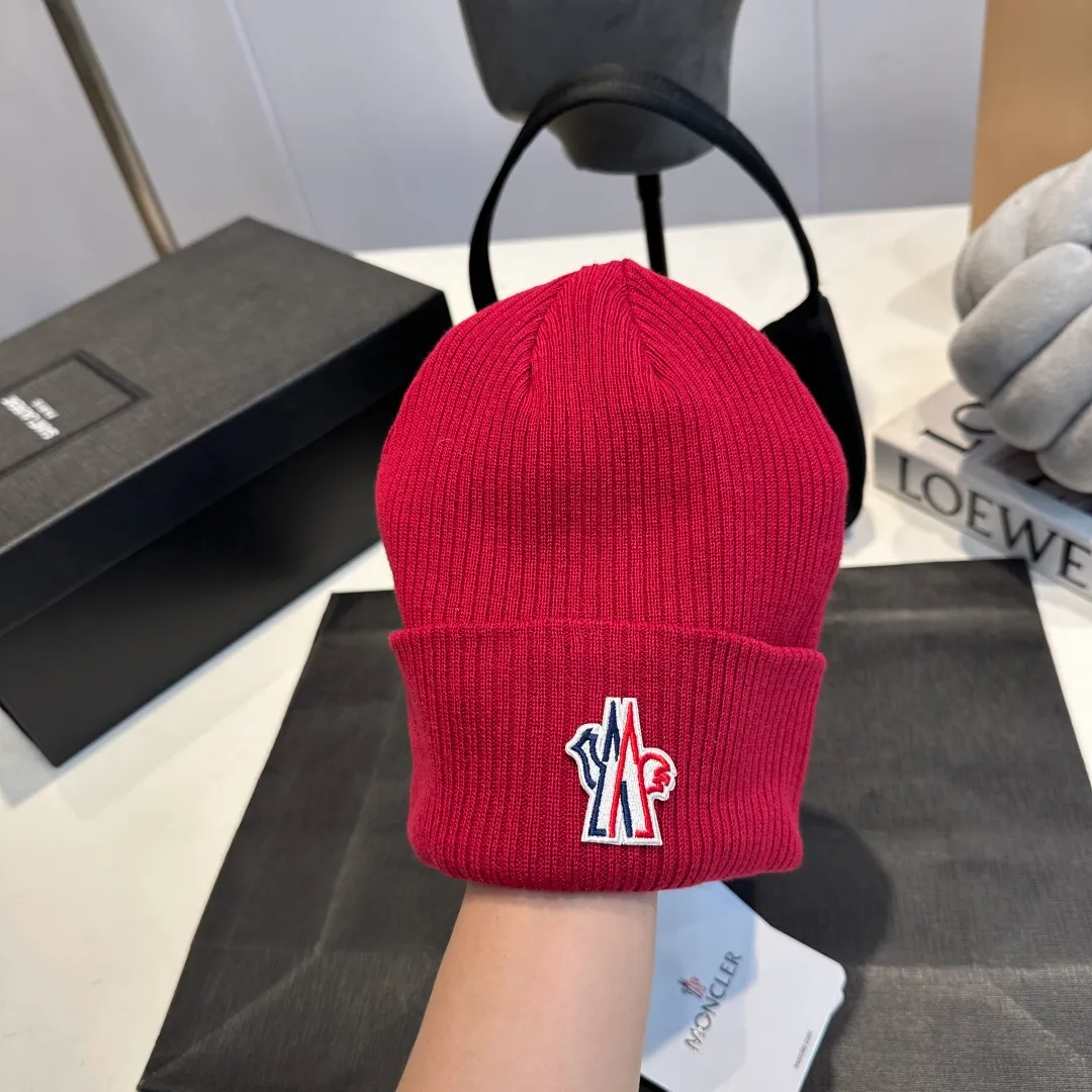 P50 MONCLER Mouth Mouth 🎩 Knitted Beanie, good quality, high-end, super soft! Super hot💖The texture is great and it’s great to match when out on the street! Fashion trends! A must-have item for autumn and winter, the same style for men and women is available now!