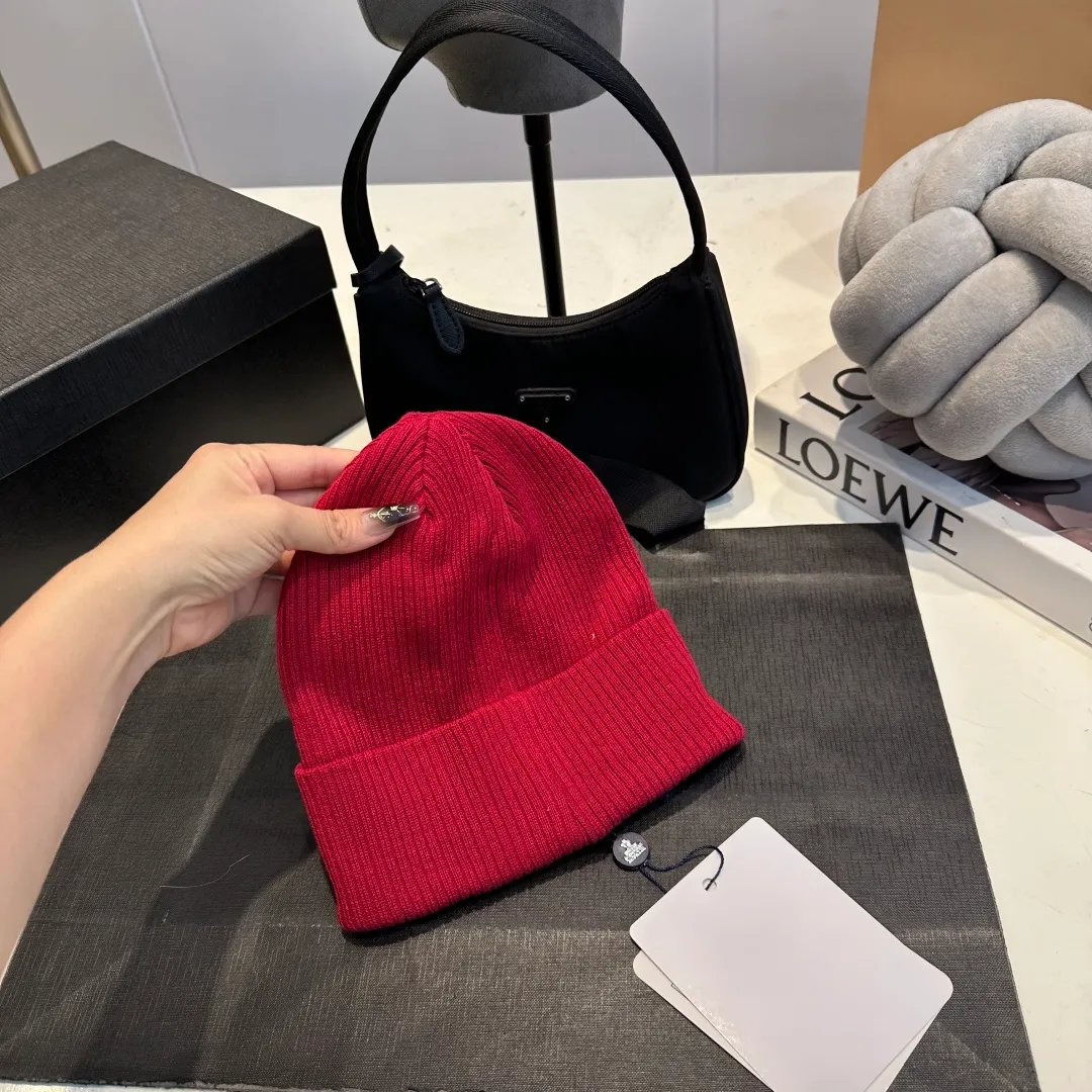 P50 MONCLER Mouth Mouth 🎩 Knitted Beanie, good quality, high-end, super soft! Super hot💖The texture is great and it’s great to match when out on the street! Fashion trends! A must-have item for autumn and winter, the same style for men and women is available now!
