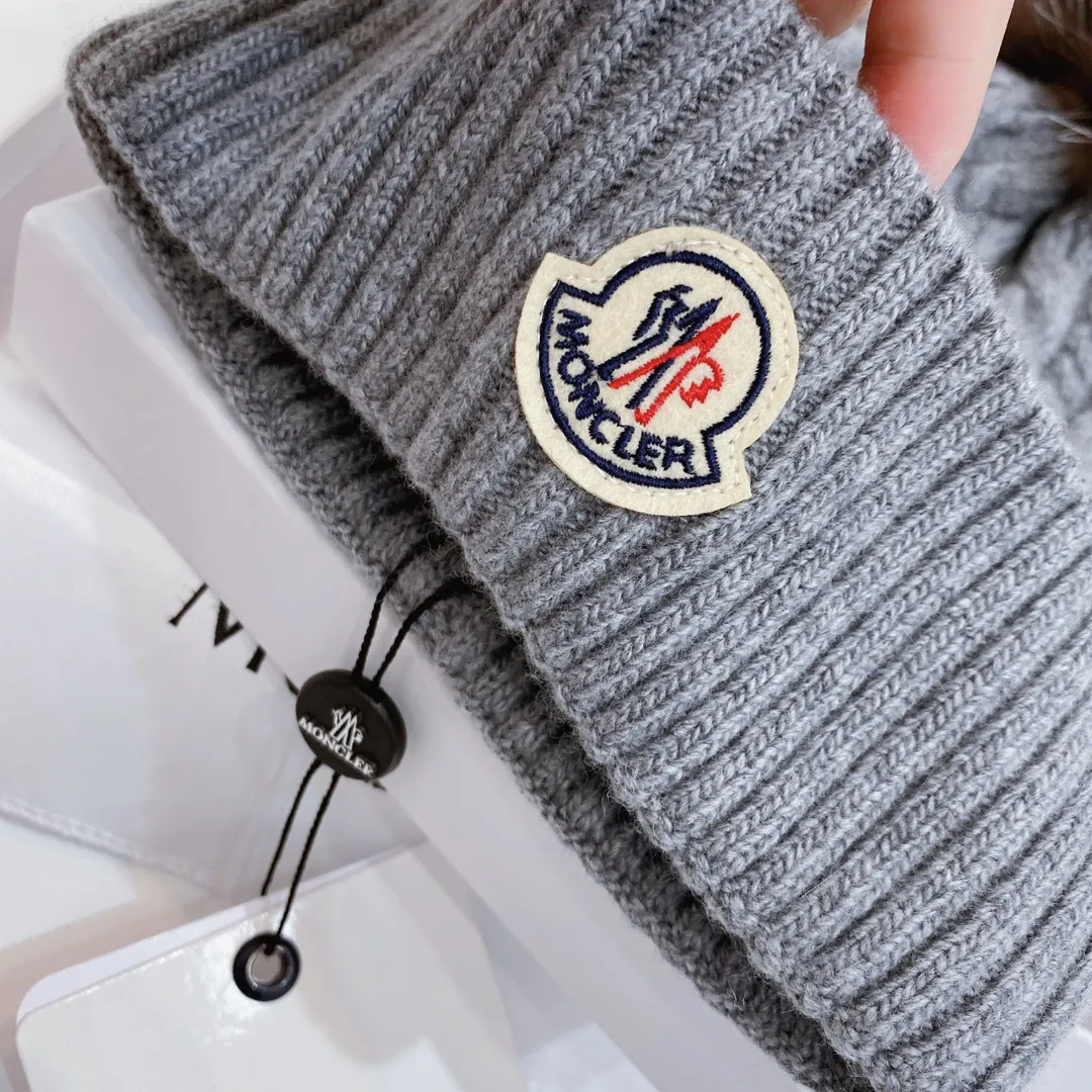 Moncler autumn and winter women's wool knitted warm knitted hat with mouth covering. Cashmere soft and waxy texture, genuine enjoyment. Extra large fox fur ball 1:1 customized, original label! High quality in stock