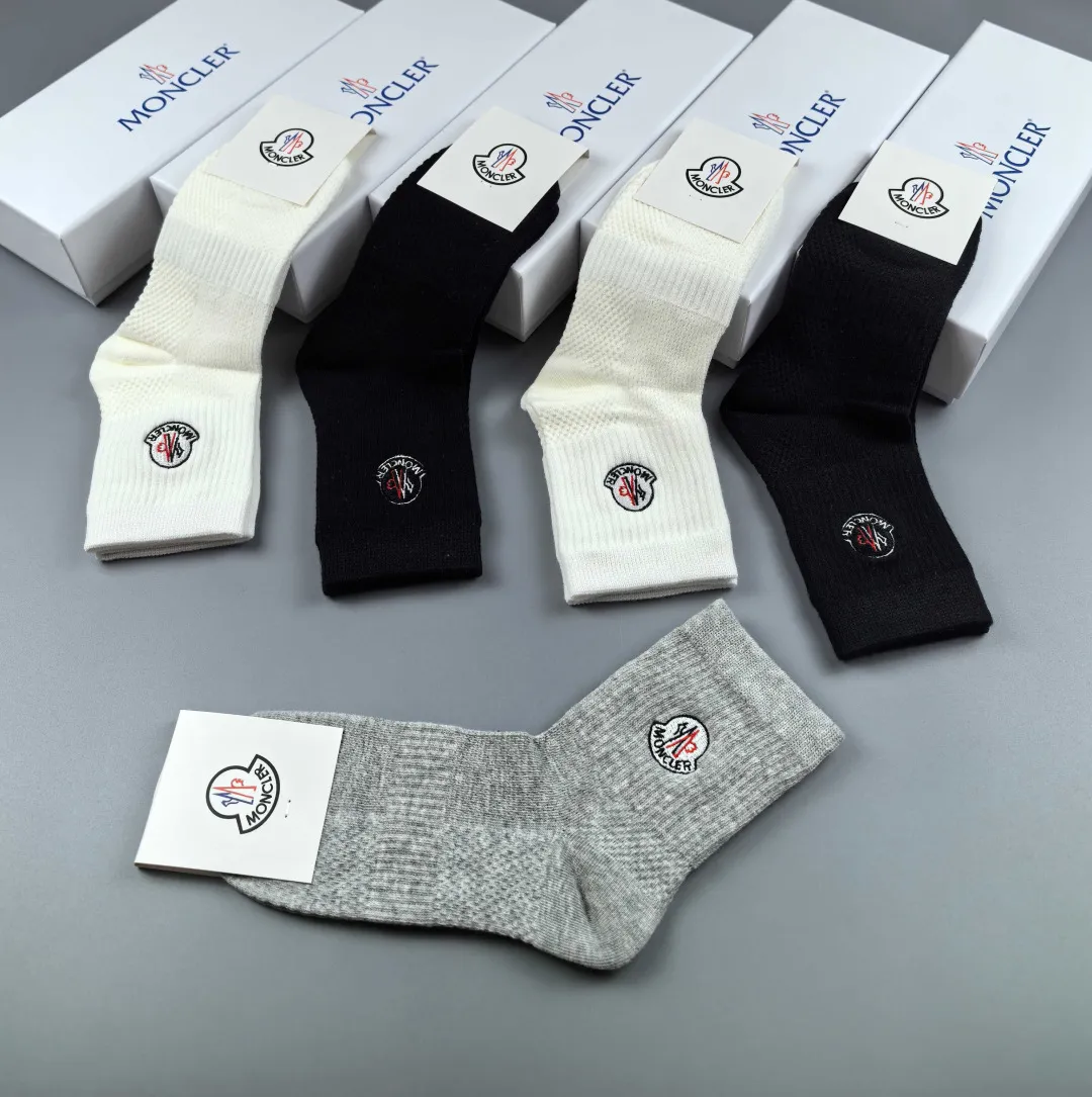Special P90💛 Comes with counter packaging MONCLER’s latest mid-length embroidered socks! Five pairs in a box, synchronized tube socks at the counter, 💛 big brands are out, a must-have for fashionistas 🔥 super easy to match