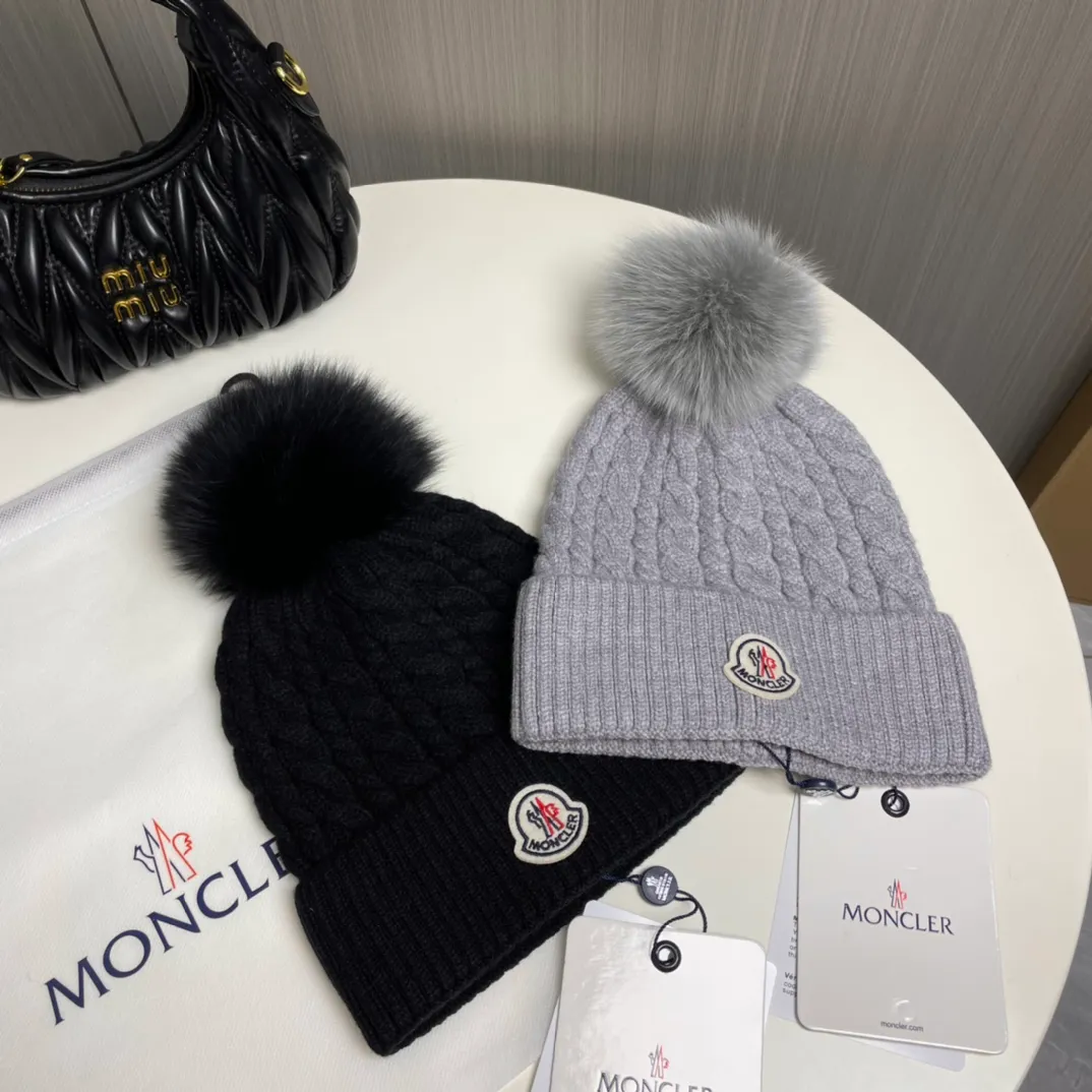 P90 with dust bag Moncler👒Classic original single-mouthed knitted wool hat, made of selected wool fabrics with ultra-high wool content‼ ️It feels super soft and has excellent elasticity. The rabbit fur ball is high-end, age-reducing and super warm!