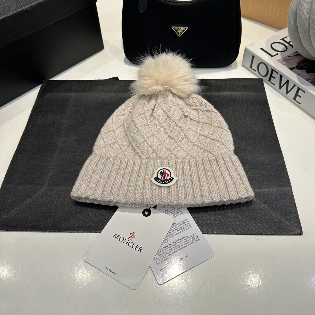 P80 Moncler👒high-end genuine exclusive style, hemp flower knitted hat, made of selected wool, skin-friendly and super soft‼ ️Paired with fox fur balls, it is very age-reducing‼ ️Complete trademark hangtags