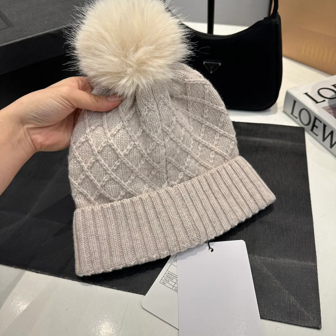 P80 Moncler👒high-end genuine exclusive style, hemp flower knitted hat, made of selected wool, skin-friendly and super soft‼ ️Paired with fox fur balls, it is very age-reducing‼ ️Complete trademark hangtags