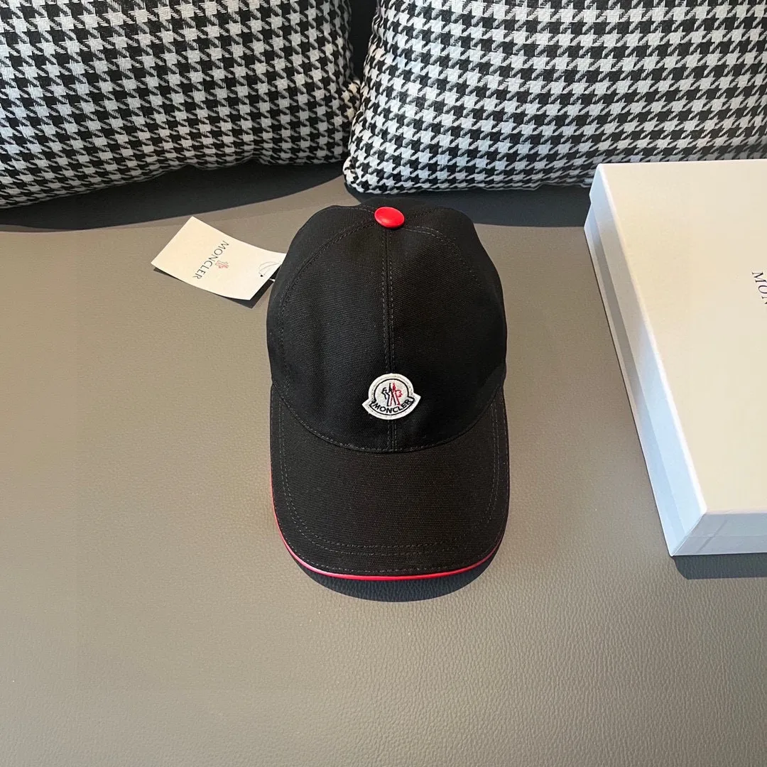 🉐90, Moncler's classic original baseball cap, classic and popular style, 1:1 mold opening and customization at the counter, original canvas fabric + first layer of cowhide, pure cotton lining, light and breathable! The quality is great, the basic head circumference is 56cm, and the patch is adjustable.