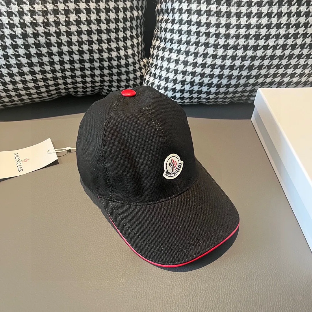 🉐90, Moncler's classic original baseball cap, classic and popular style, 1:1 mold opening and customization at the counter, original canvas fabric + first layer of cowhide, pure cotton lining, light and breathable! The quality is great, the basic head circumference is 56cm, and the patch is adjustable.