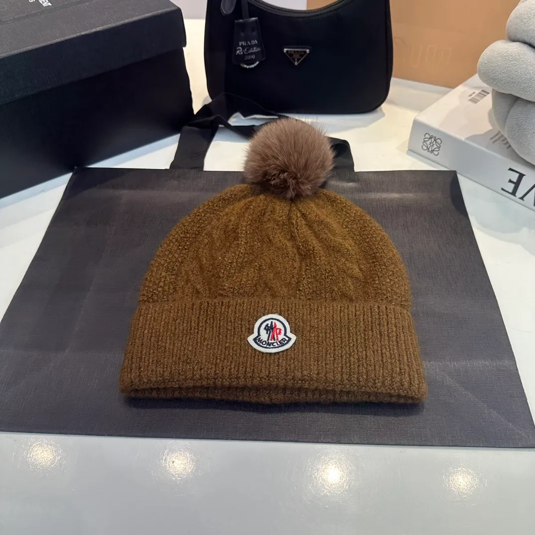 P180 MONCLER Mouth Cover Suit♥️Original hat and scarf set! Made of rabbit velvet➕cashmere, with a 15cm fox fur ball, a real fur ball! Warm and fashionable 😱[愄火] Versatile style [Love] The texture is very good, comfortable and breathable [Hey ha] Looks good no matter how you match it [Shh] A must-have for fashionistas [Wit] 4 colors available❤️❤️Unisex, the ball can be removed