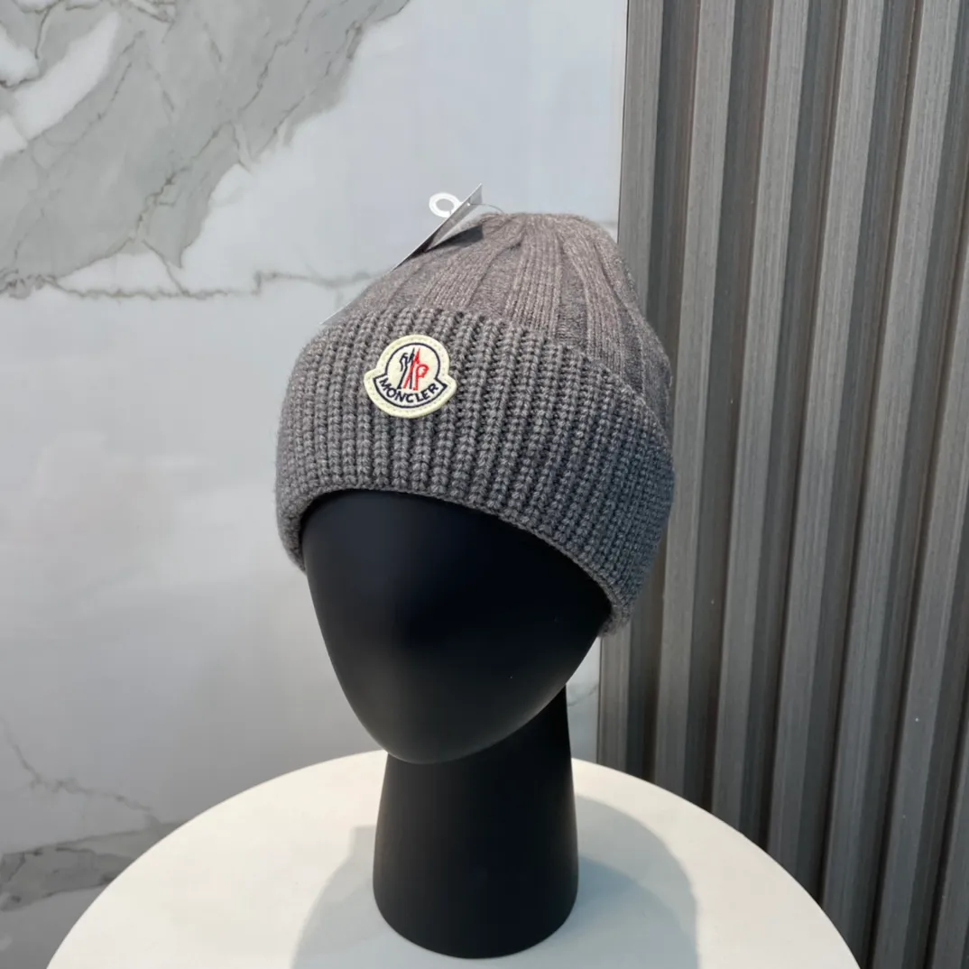 P60 comes with a dust bag for Moncler💥 Official website classic knitted hat, replica of the original. Very soft and skin-friendly, very elastic 💓 Textured and very versatile style ~ Warm cashmere woolen hat, one size fits all and elastic ~ Unisex, can be worn by any head size. Excellent quality, highly recommended