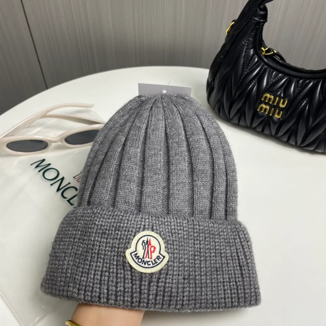 P60 comes with a dust bag for Moncler💥 Official website classic knitted hat, replica of the original. Very soft and skin-friendly, very elastic 💓 Textured and very versatile style ~ Warm cashmere woolen hat, one size fits all and elastic ~ Unisex, can be worn by any head size. Excellent quality, highly recommended