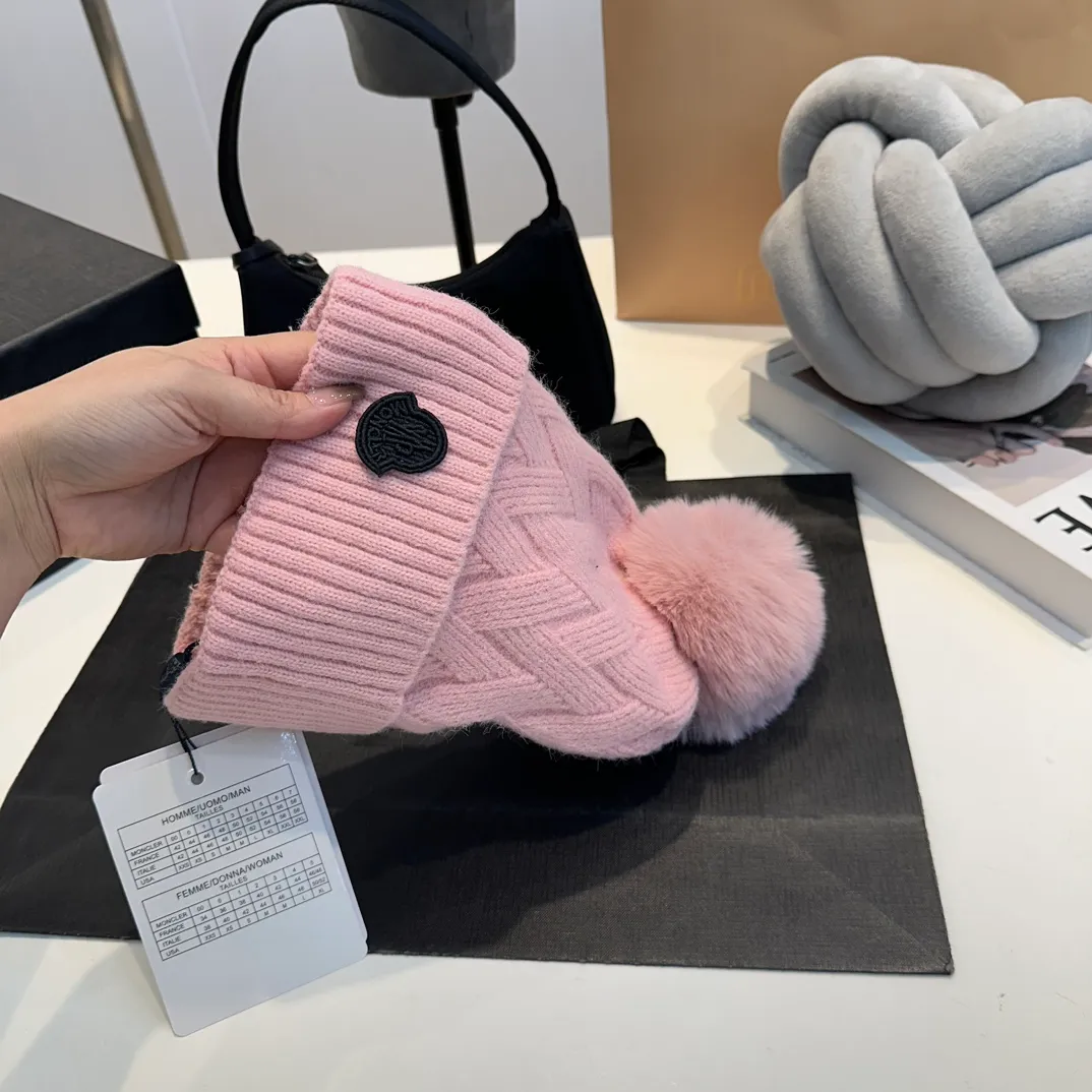 P170 Moncler autumn and winter counter model knitted beanie + scarf + gloves three-piece set, classic pattern, warm and fashionable! Fashionable and popular 🌸First-class texture, pure wool