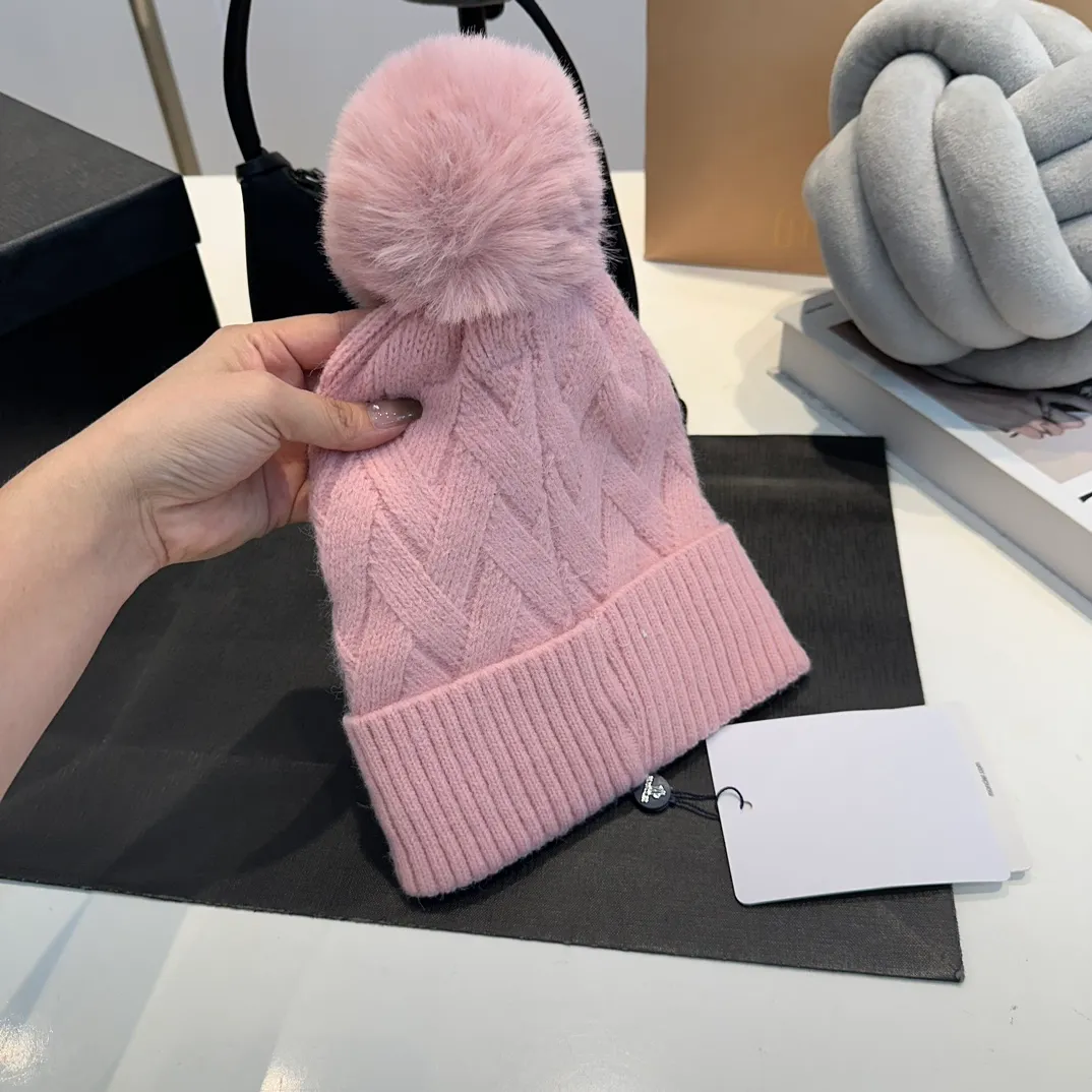 P170 Moncler autumn and winter counter model knitted beanie + scarf + gloves three-piece set, classic pattern, warm and fashionable! Fashionable and popular 🌸First-class texture, pure wool