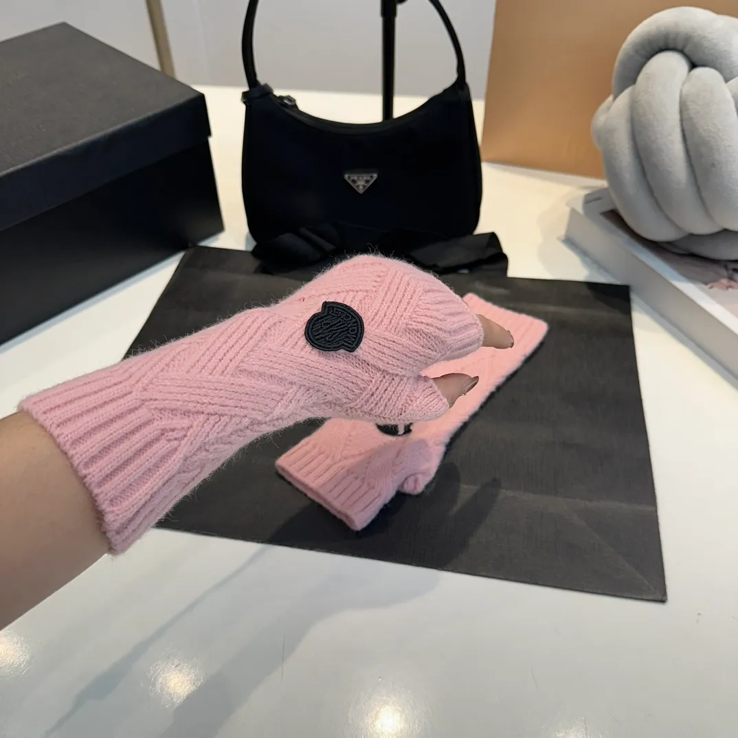 P170 Moncler autumn and winter counter model knitted beanie + scarf + gloves three-piece set, classic pattern, warm and fashionable! Fashionable and popular 🌸First-class texture, pure wool