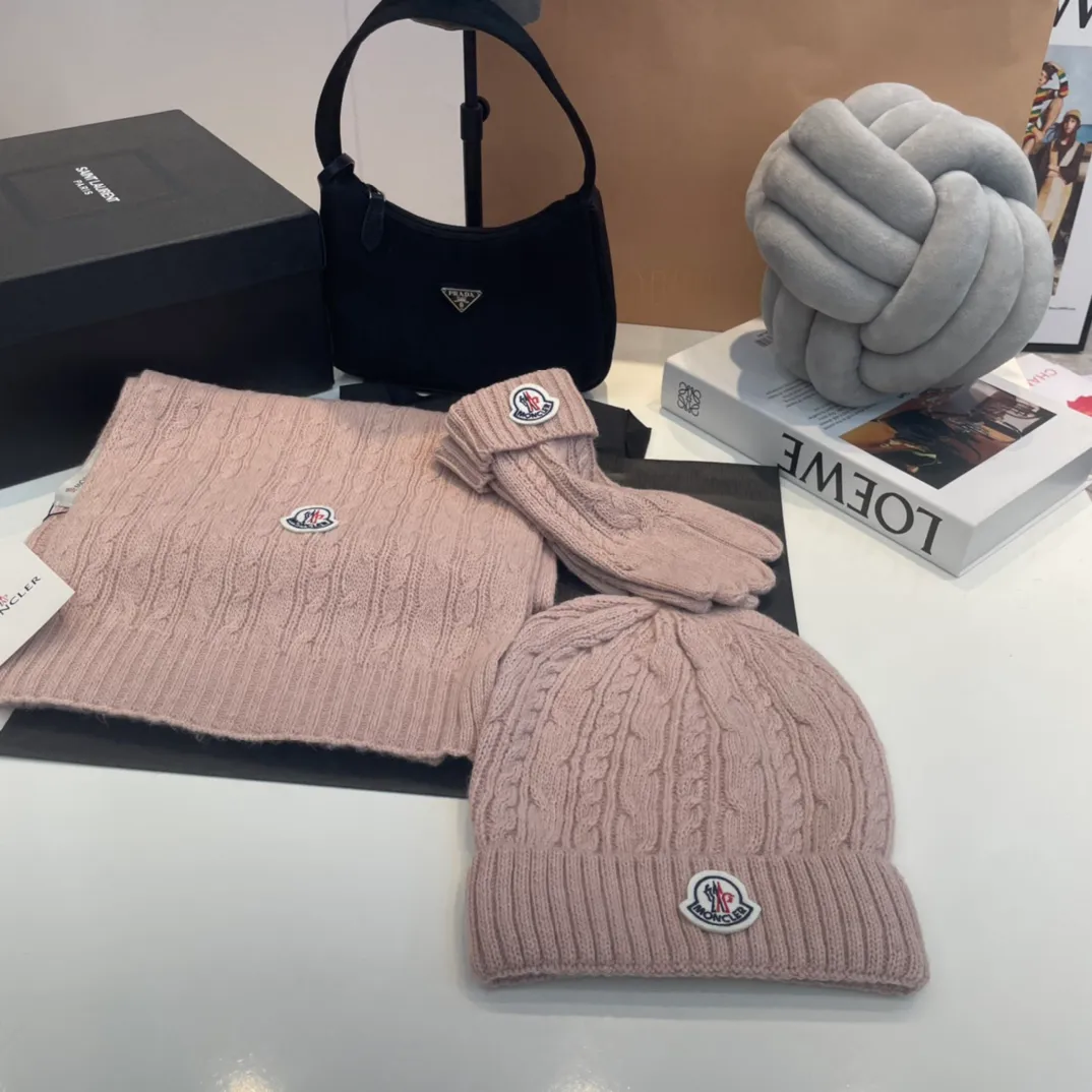 P180 Moncler wool knitted three-piece set, gloves + hat + scarf set ❄️ Wool knitted, super cute with cashmere scarf, a must-have for autumn and winter