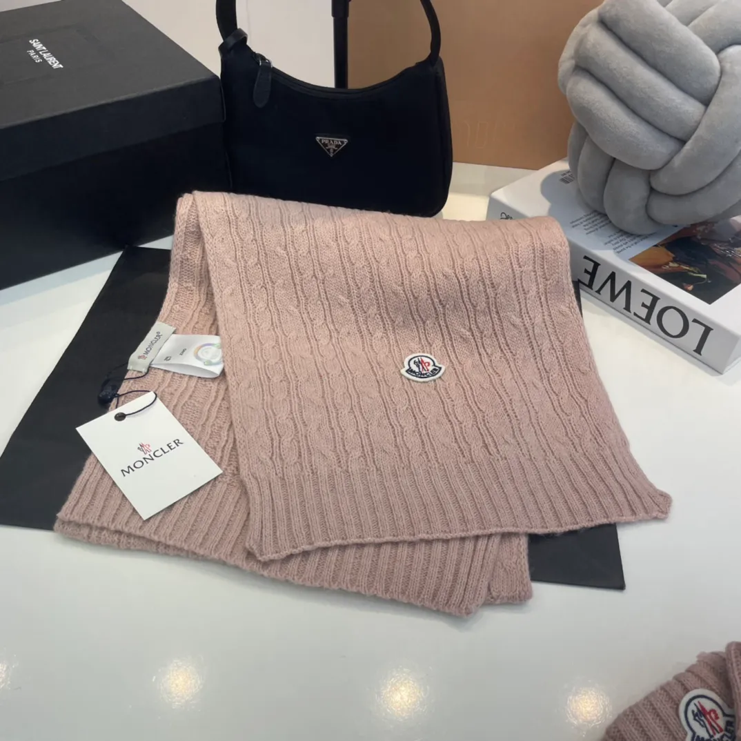 P180 Moncler wool knitted three-piece set, gloves + hat + scarf set ❄️ Wool knitted, super cute with cashmere scarf, a must-have for autumn and winter