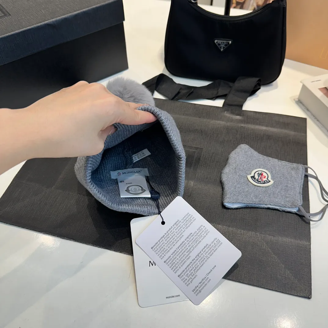P80 Moncler muzzle hat + mask imitating cold set Autumn and winter women's wool woven warm knitted hat Cashmere soft and waxy texture, authentic quality enjoyment! Original label! High quality in stock!