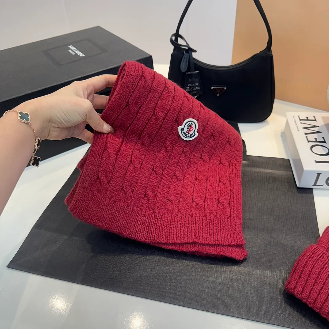 P180 Moncler autumn and winter counter model knitted beanie + scarf + gloves three-piece set, classic pattern, warm and fashionable! Fashionable and popular 🌸First-class texture, pure wool