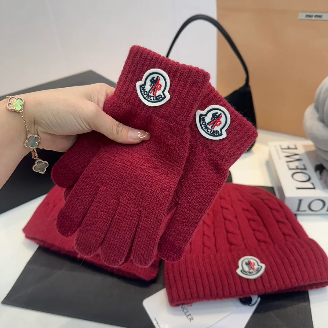 P180 Moncler autumn and winter counter model knitted beanie + scarf + gloves three-piece set, classic pattern, warm and fashionable! Fashionable and popular 🌸First-class texture, pure wool