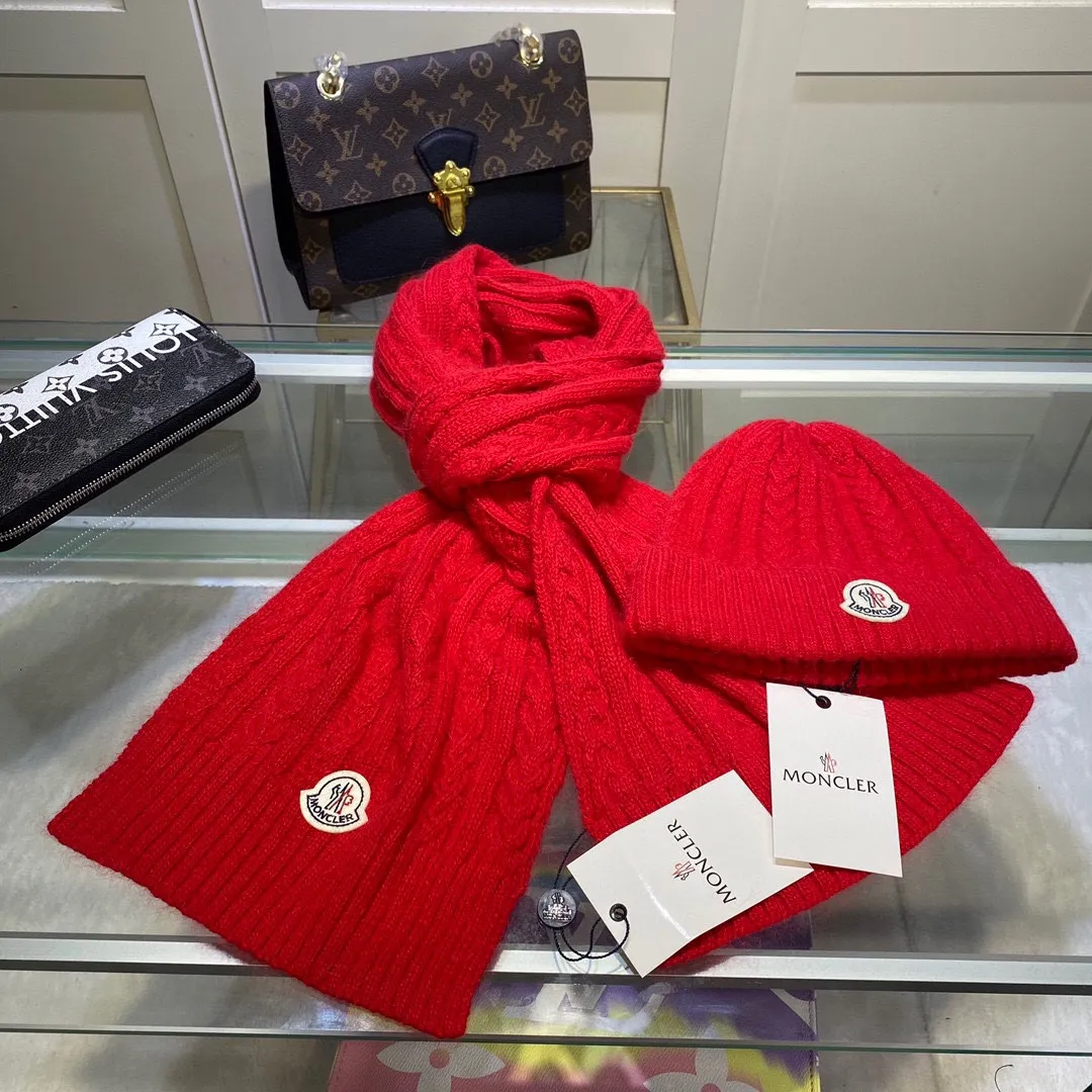 P170 MONCLER classic suit hat! Hat ➕Scarf! Cashmere and Rabbit Velvet Quality! It's warm and super comfortable~A great tool for young ladies to reduce their age in winter~This winter, all you need is a set of hats~It's warm and fashionable! Unisex model! Can be made as a couple model! Complete range of anti-counterfeiting labels and elevators! Many styles, welcome to choose!!