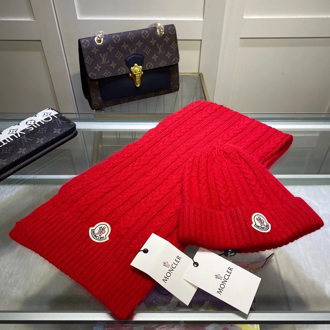 P170 MONCLER classic suit hat! Hat ➕Scarf! Cashmere and Rabbit Velvet Quality! It's warm and super comfortable~A great tool for young ladies to reduce their age in winter~This winter, all you need is a set of hats~It's warm and fashionable! Unisex model! Can be made as a couple model! Complete range of anti-counterfeiting labels and elevators! Many styles, welcome to choose!!