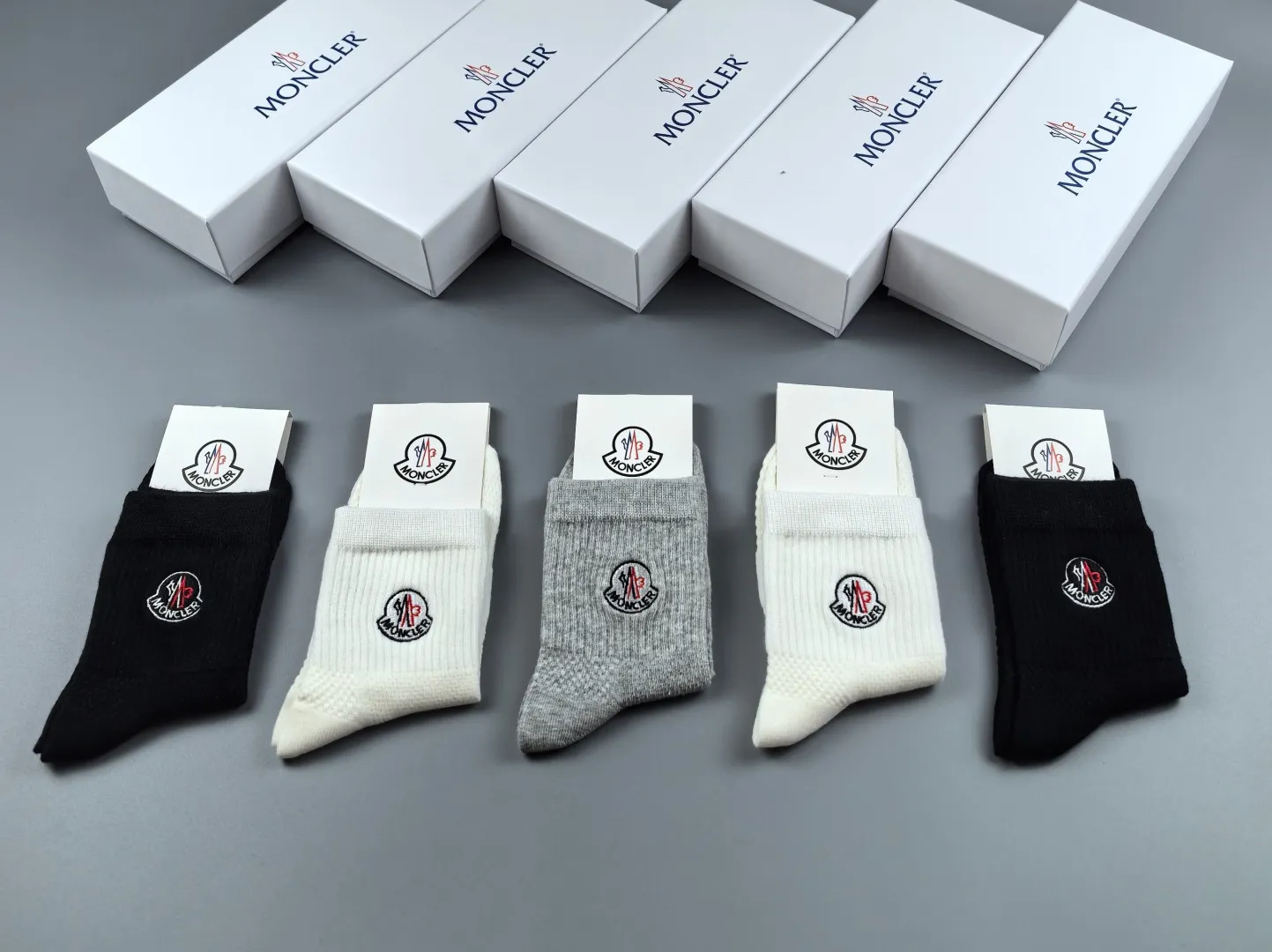Special P90💛 Comes with counter packaging MONCLER’s latest mid-length embroidered socks! Five pairs in a box, synchronized tube socks at the counter, 💛 big brands are out, a must-have for fashionistas 🔥 super easy to match