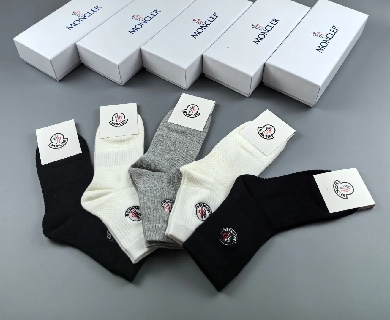 Special P90💛 Comes with counter packaging MONCLER’s latest mid-length embroidered socks! Five pairs in a box, synchronized tube socks at the counter, 💛 big brands are out, a must-have for fashionistas 🔥 super easy to match