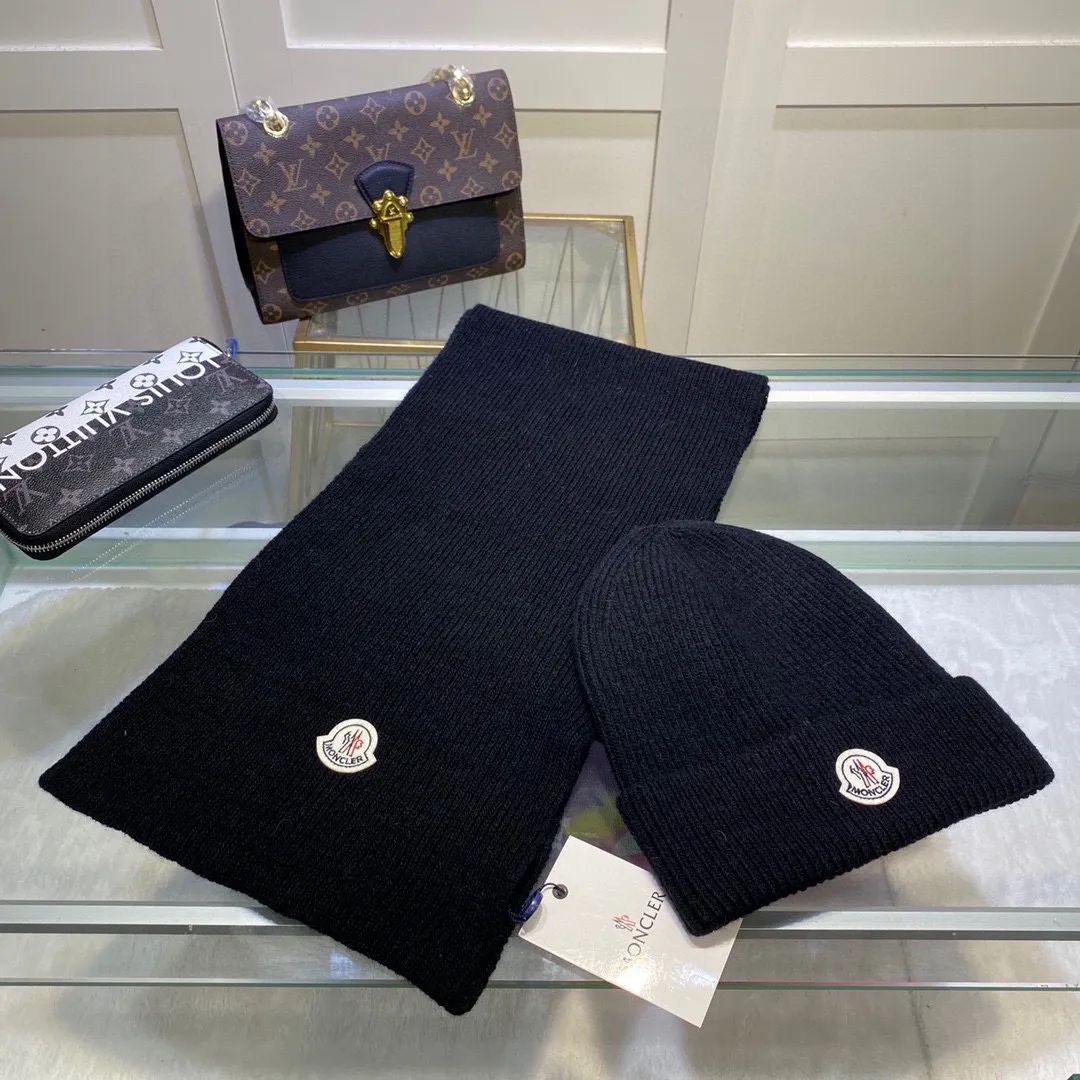 P150 MONCLER classic suit hat! Hat ➕Scarf! Cashmere and Rabbit Velvet Quality! It's warm and super comfortable~A great tool for young ladies to reduce their age in winter~This winter, all you need is a set of hats~It's warm and fashionable! Unisex model! Can be made as a couple model! Complete range of anti-counterfeiting labels and elevators! Many styles, welcome to choose!!
