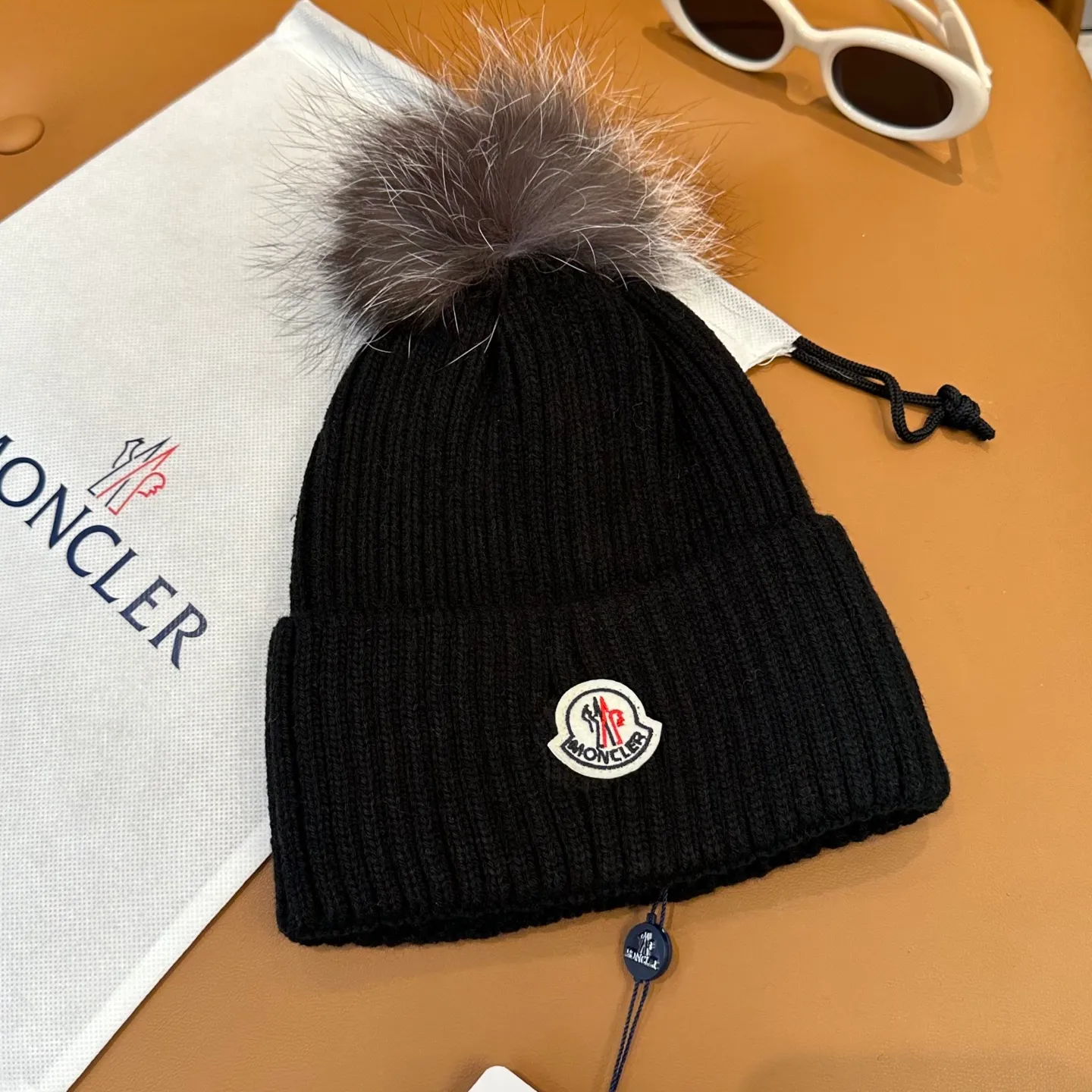 P100 with dust bag, high version Moncler Moncler 💥Official website classic knitted hat, replica of the original. Very soft and skin-friendly, very elastic 💓 Textured and very versatile style ~ Warm cashmere woolen hat, one size fits all and elastic ~ Unisex, can be worn by any head size. Super quality, highly recommended