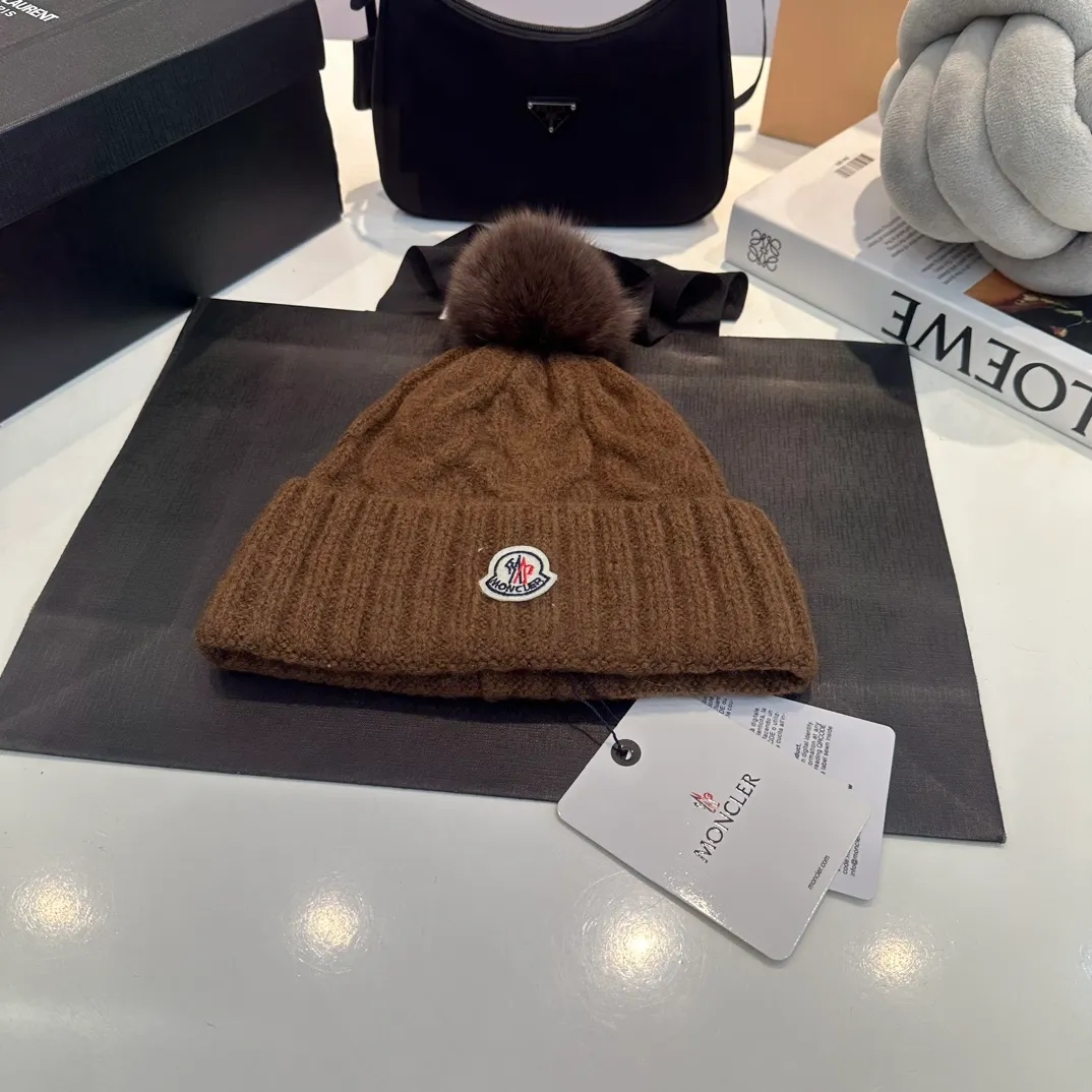 P90 Moncler👒high-end genuine exclusive style, hemp flower knitted hat, made of selected wool, skin-friendly and super soft‼ ️Paired with fox fur balls, it is very age-reducing‼ ️Complete trademark hangtags
