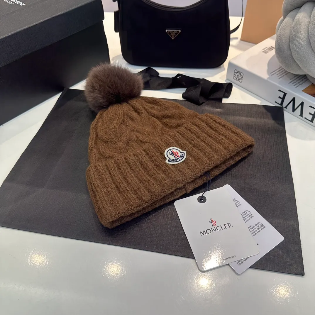 P90 Moncler👒high-end genuine exclusive style, hemp flower knitted hat, made of selected wool, skin-friendly and super soft‼ ️Paired with fox fur balls, it is very age-reducing‼ ️Complete trademark hangtags