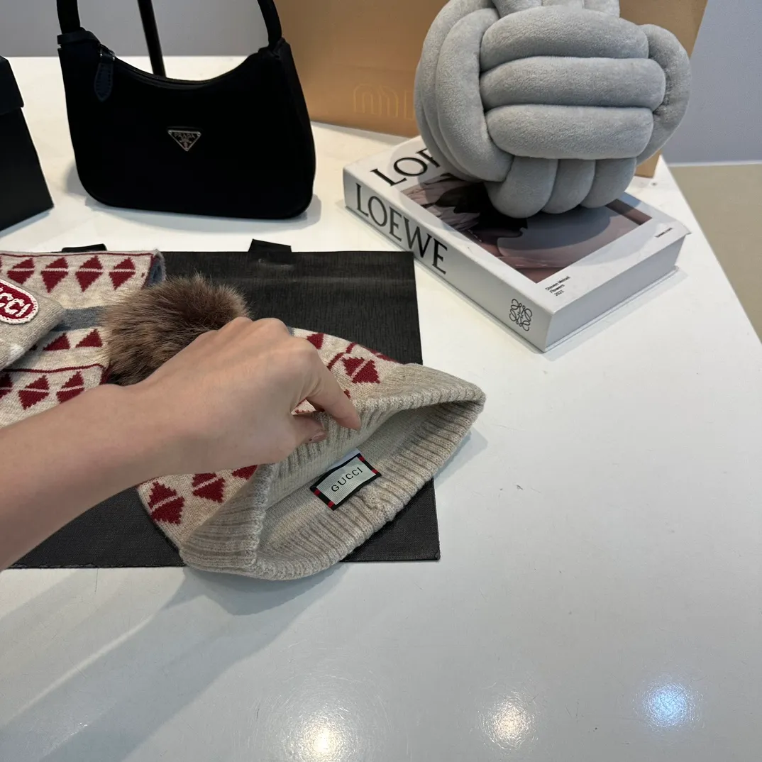 P180 Gucci Gucci scarf, gloves, hat three-piece set, casual and versatile, rabbit wool + cashmere knitted scarf and hat set, warm and fashionable, comfortable and soft texture, versatile style, unisex 💑couple style 😱[wit] winter warm series