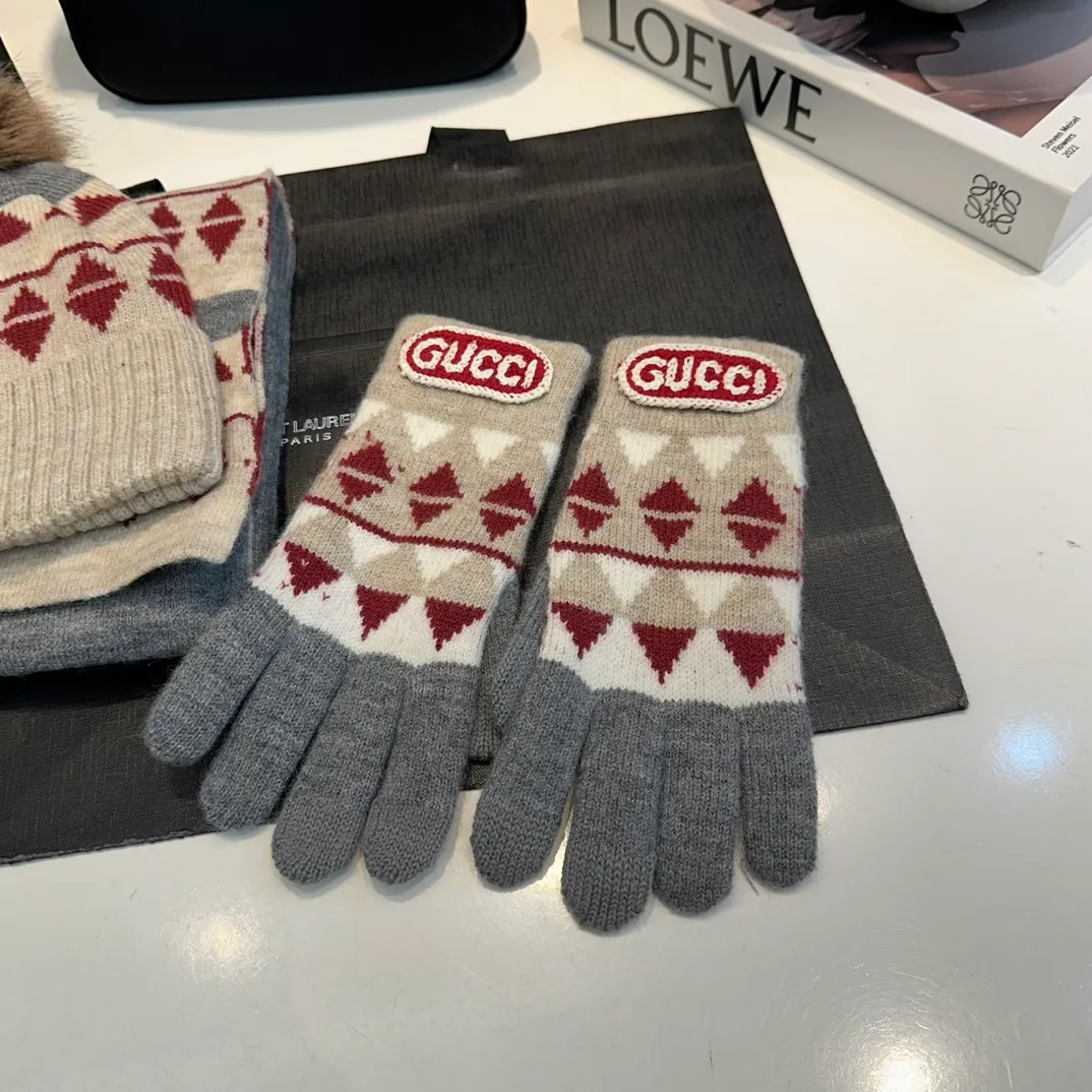 P180 Gucci Gucci scarf, gloves, hat three-piece set, casual and versatile, rabbit wool + cashmere knitted scarf and hat set, warm and fashionable, comfortable and soft texture, versatile style, unisex 💑couple style 😱[wit] winter warm series
