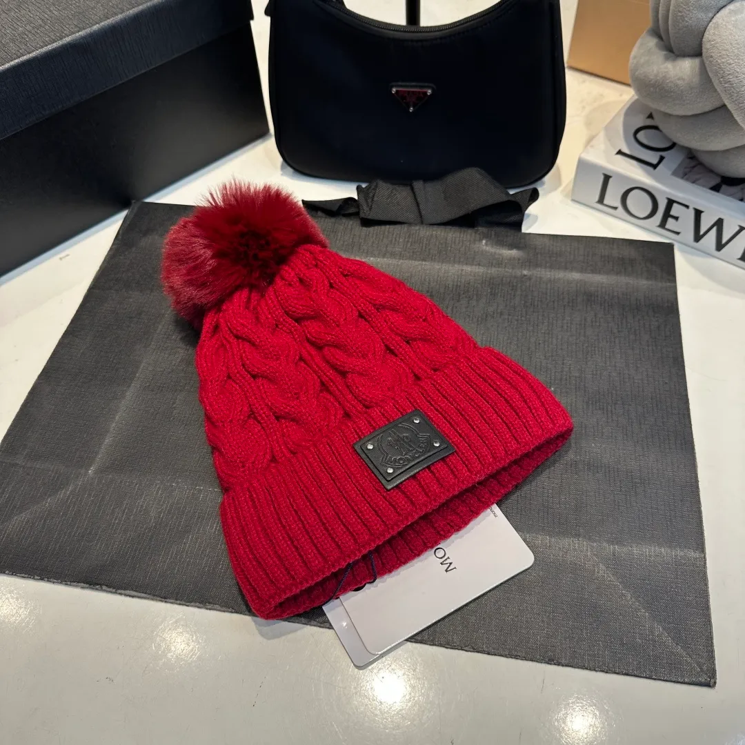 P70 Moncler hooded twist warm wool hat, sweet and cool style get! Reduce your age and make your face appear smaller. I’d like to share it with you all. The four colors match well and the breasts are so milky~