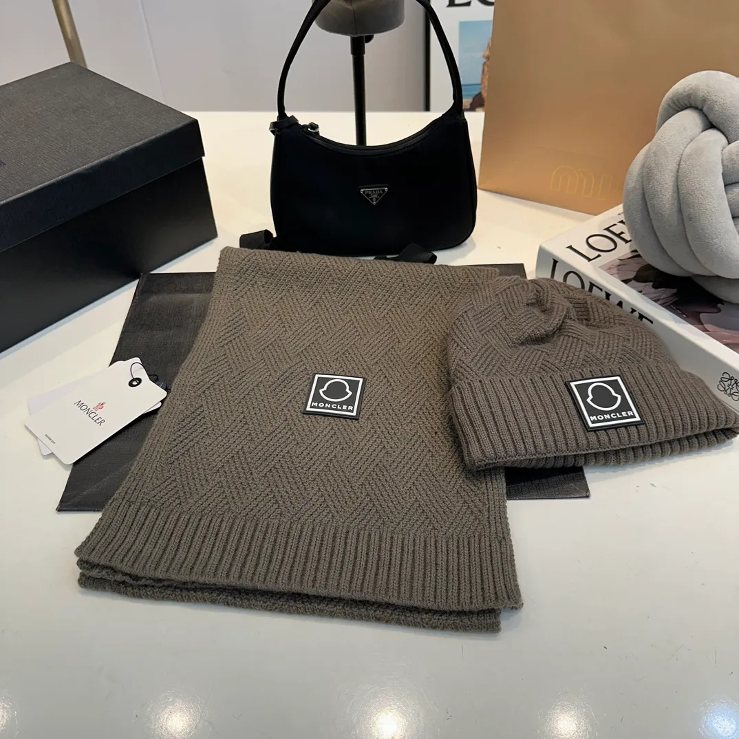 P110 MONCLER classic suit hat! Hat ➕Scarf! Cashmere and Rabbit Velvet Quality! It's warm and super comfortable~A great tool for young ladies to reduce their age in winter~This winter, all you need is a set of hats~It's warm and fashionable! Unisex model! Can be made as a couple model! Complete range of anti-counterfeiting labels and elevators! Many styles, welcome to choose!!