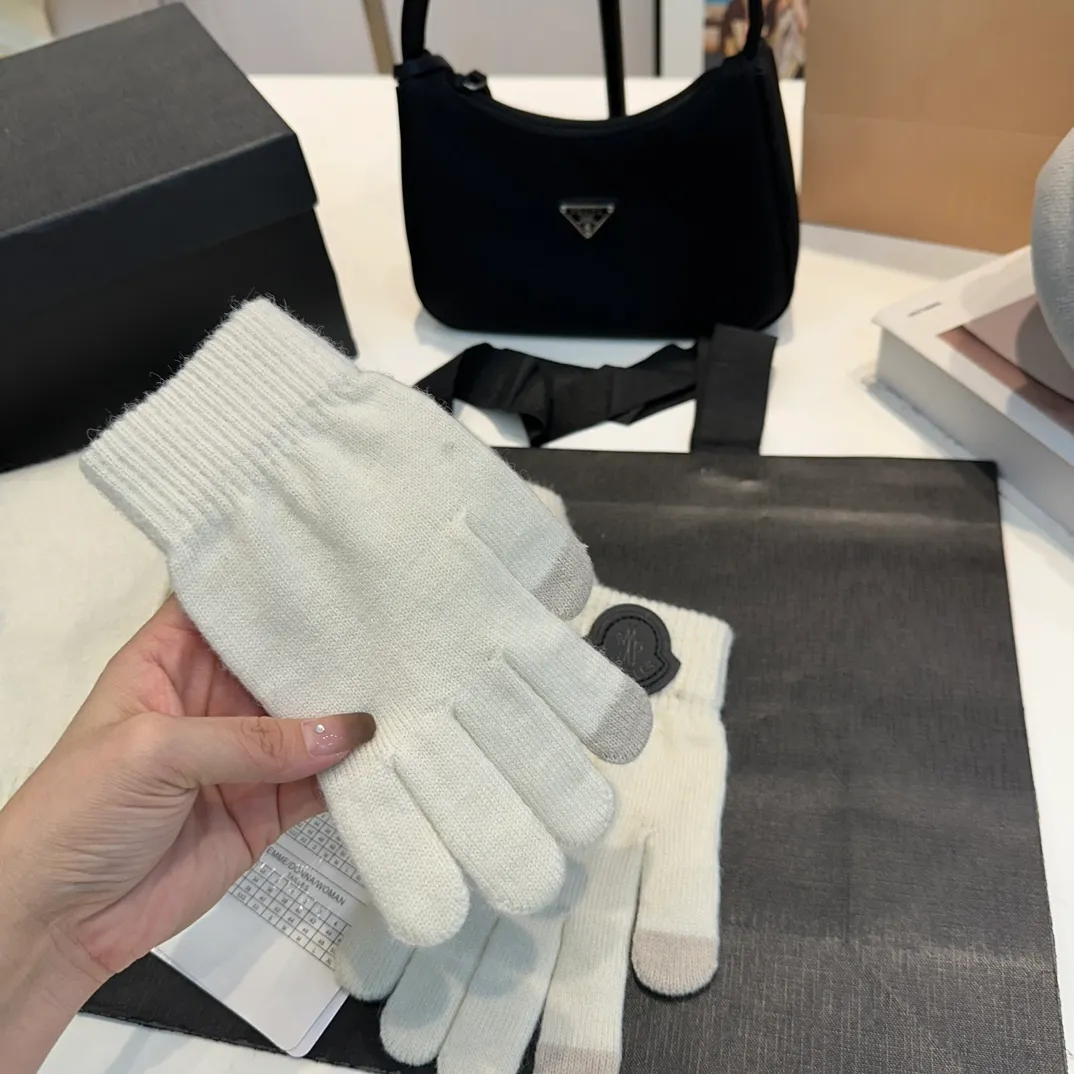 P110 Moncler wool knitted three-piece set, gloves + hat + scarf set ❄️ Wool knitted, super cute with cashmere scarf, a must-have for autumn and winter