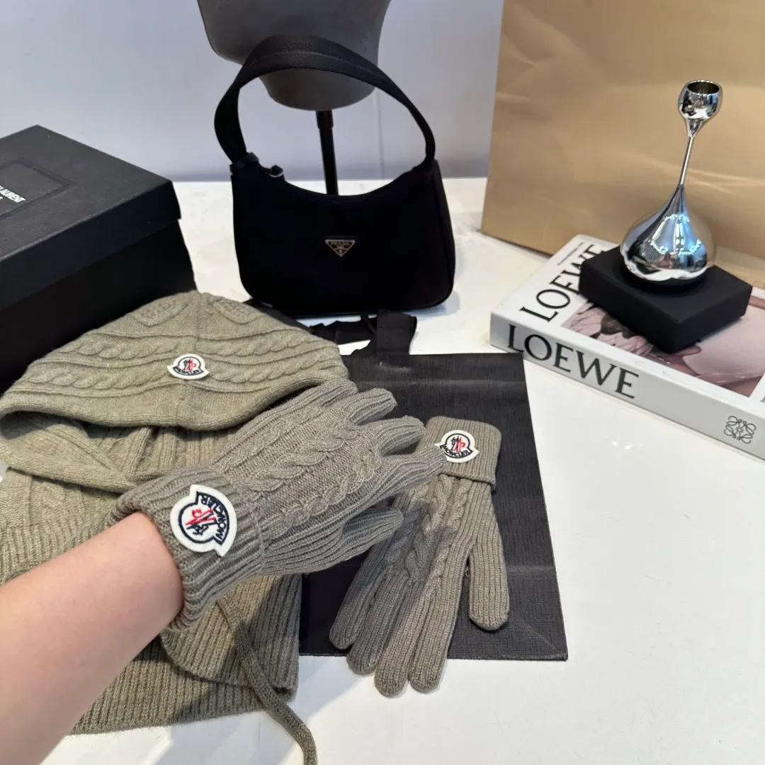 p140 Moncler Mouth Cover Set Hat + Gloves Autumn and Winter Knitted Beanie Hat This must be my favorite of minimalism. It is clean, neat, fashionable and versatile, and will definitely not be picky about your face shape! A fashionable classic that lasts forever!