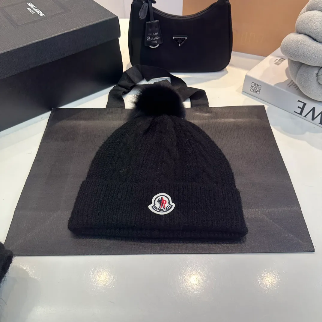 P180 MONCLER Mouth Cover Suit♥️Original hat and scarf set! Made of rabbit velvet➕cashmere, with a 15cm fox fur ball, a real fur ball! Warm and fashionable 😱[愄火] Versatile style [Love] The texture is very good, comfortable and breathable [Hey ha] Looks good no matter how you match it [Shh] A must-have for fashionistas [Wit] 4 colors available❤️❤️Unisex, the ball can be removed