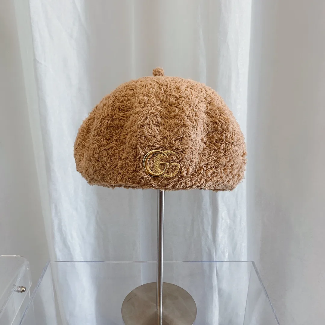 P80 GUCCI Gucci's new beret painter's hat for autumn and winter. It doesn't cut corners at all. It's a simple style and the shape of the hat is particularly good! It is cultivated by countless trendsetters in autumn and winter. The design is novel, bold, outstanding, and the colors are stunning. It is good at capturing fashion elements. The style is in line with the trend of young people. Bailey control can buy a few more colors. After all, this is a painter's hat that can accompany you for many years. 👨🏻‍🎨